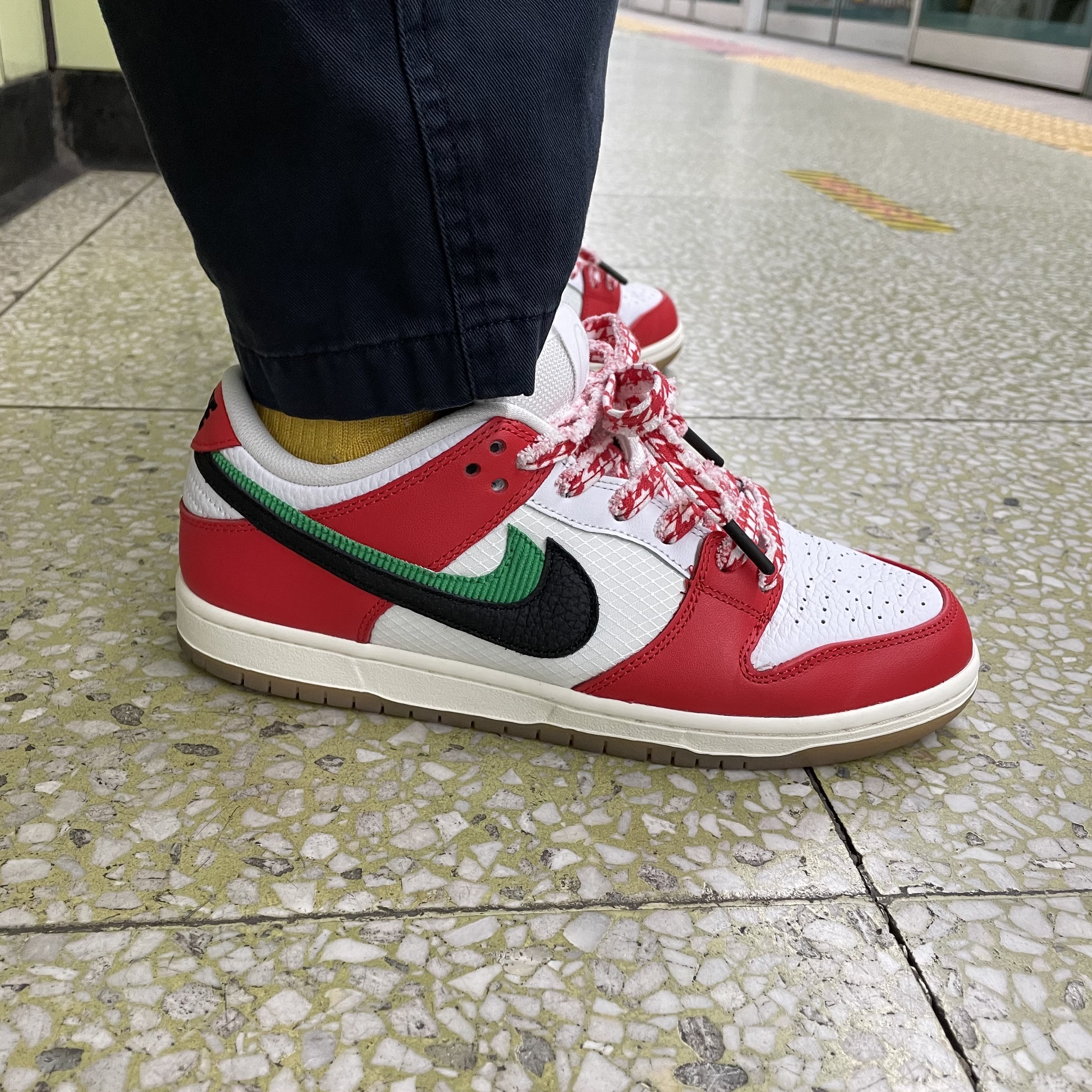 Nike x Frame Skate SB Dunk Low Pro Habibi 착용 스타일