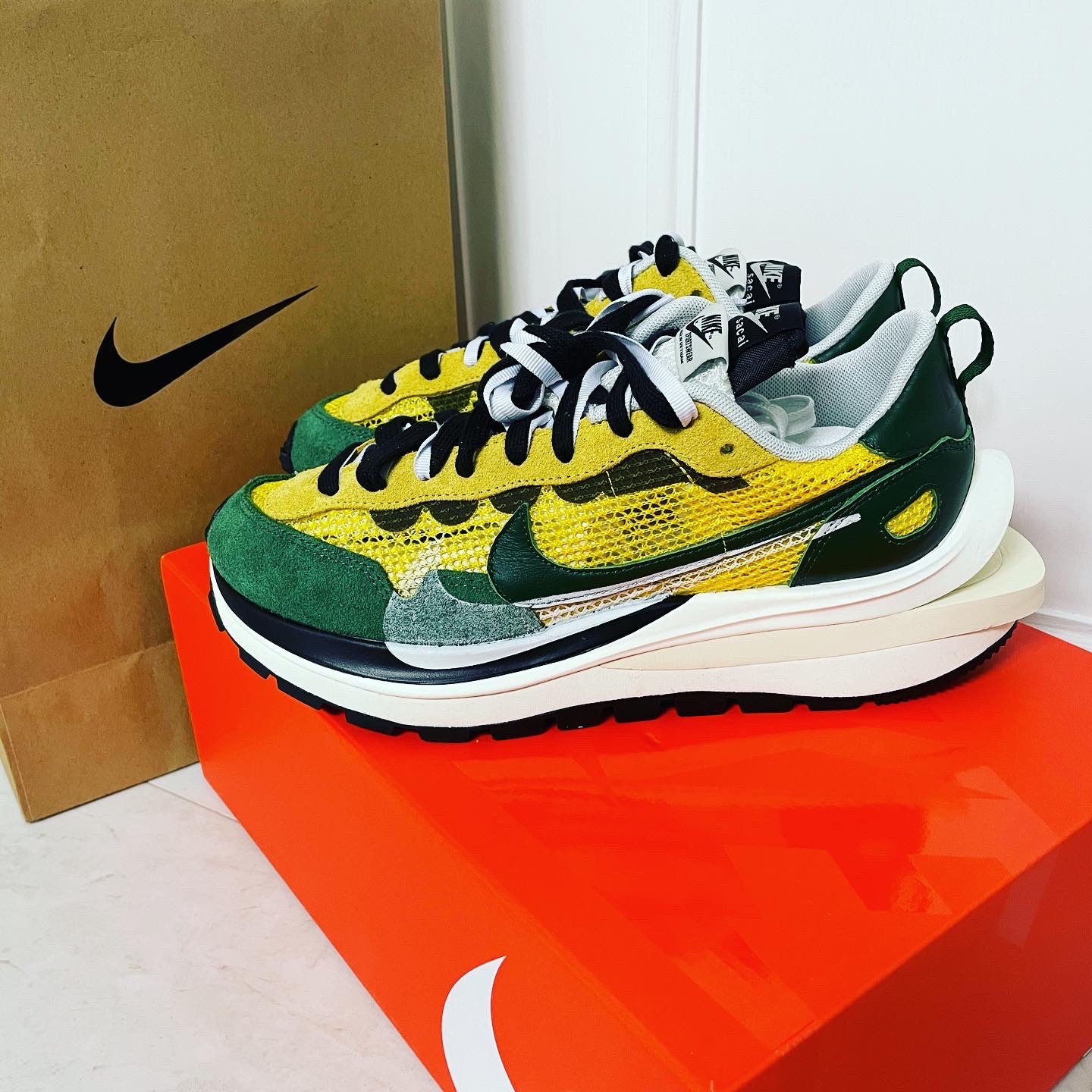 Nike x Sacai VaporWaffle Tour Yellow & Gorge Green Sail 착용 스타일 - 2