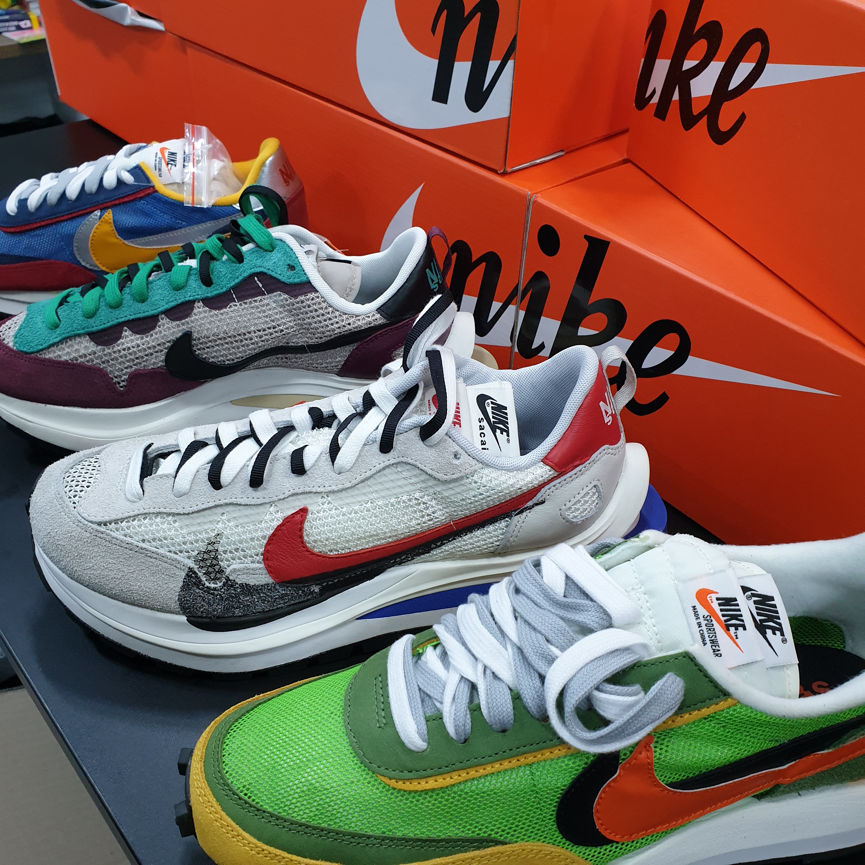 Nike x Sacai VaporWaffle String & Black Villain Red, Nike x Sacai VaporWaffle Royal Fuchsia 착용 스타일