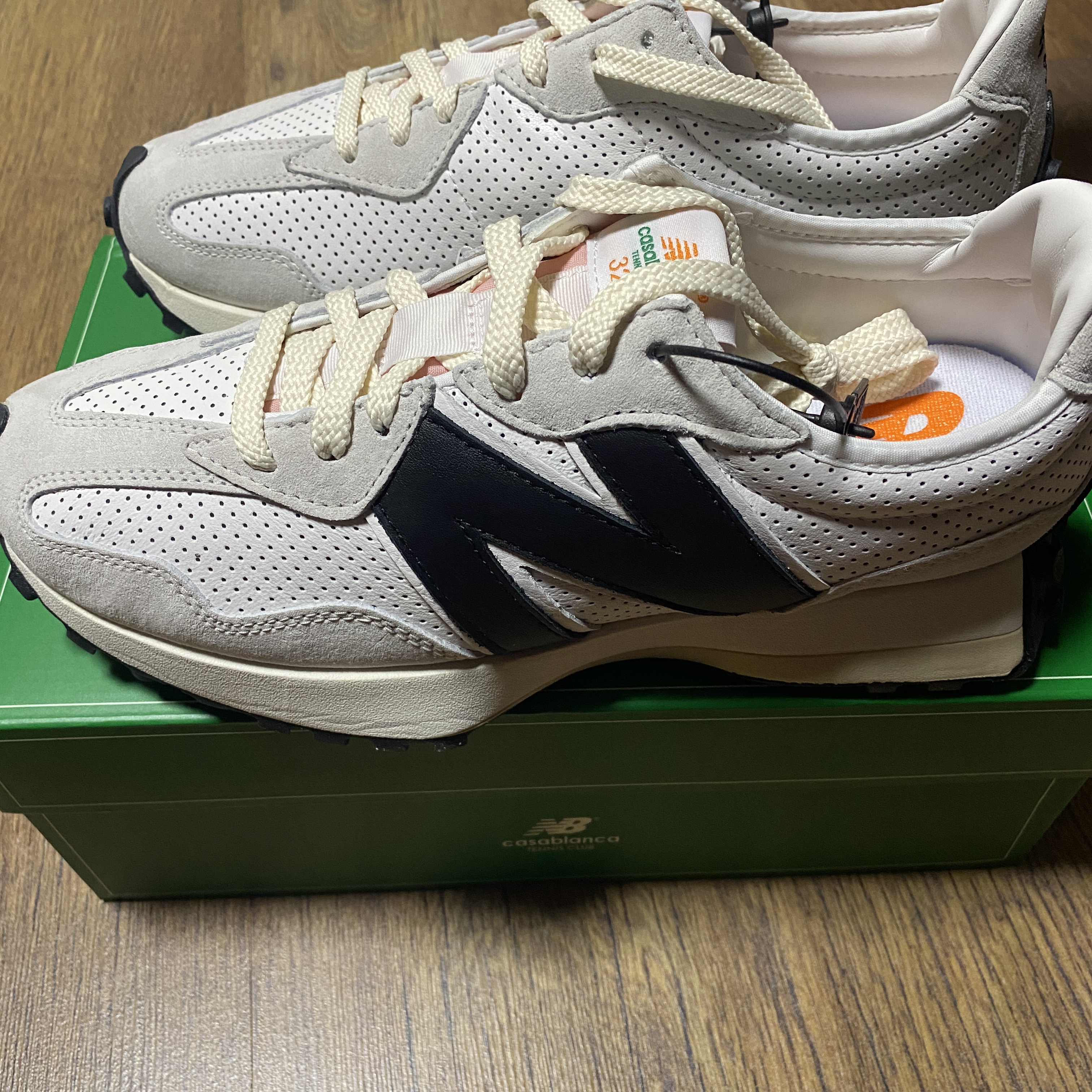 New Balance x Casablanca 327 Idealist Black Grey Pink 착용 스타일 - 2