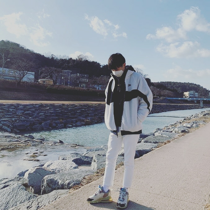 Nike Big Swoosh Full Zip Jacket White Navy, Nike x Drake Nocta Essential Hoodie Black - Asia 착용 스타일