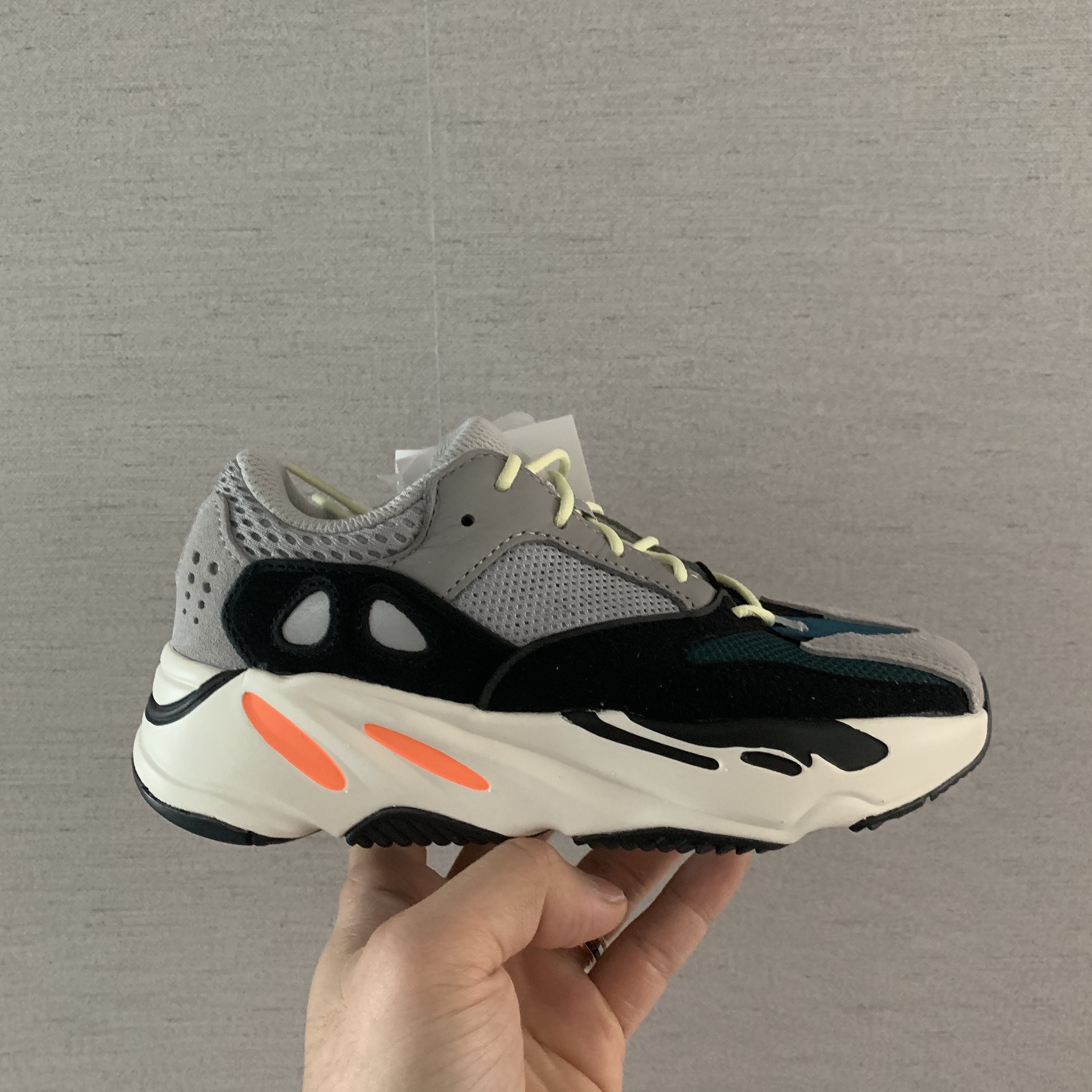 (Kids) Adidas Yeezy Boost 700 Wave Runner Solid Grey 착용 스타일