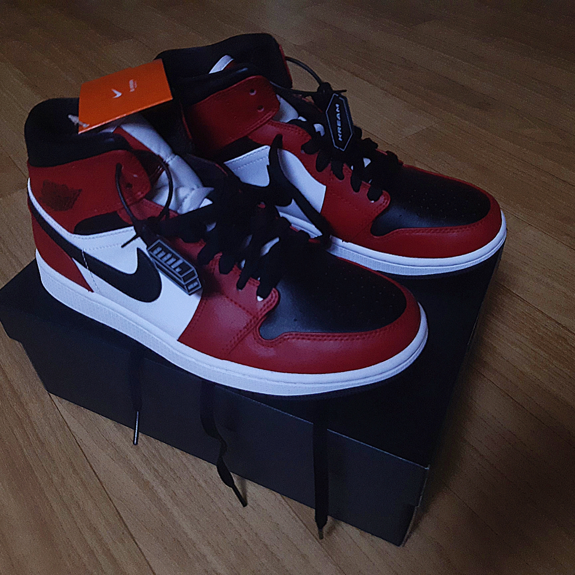 Jordan 1 Mid Chicago Black Toe 착용 스타일 - 1