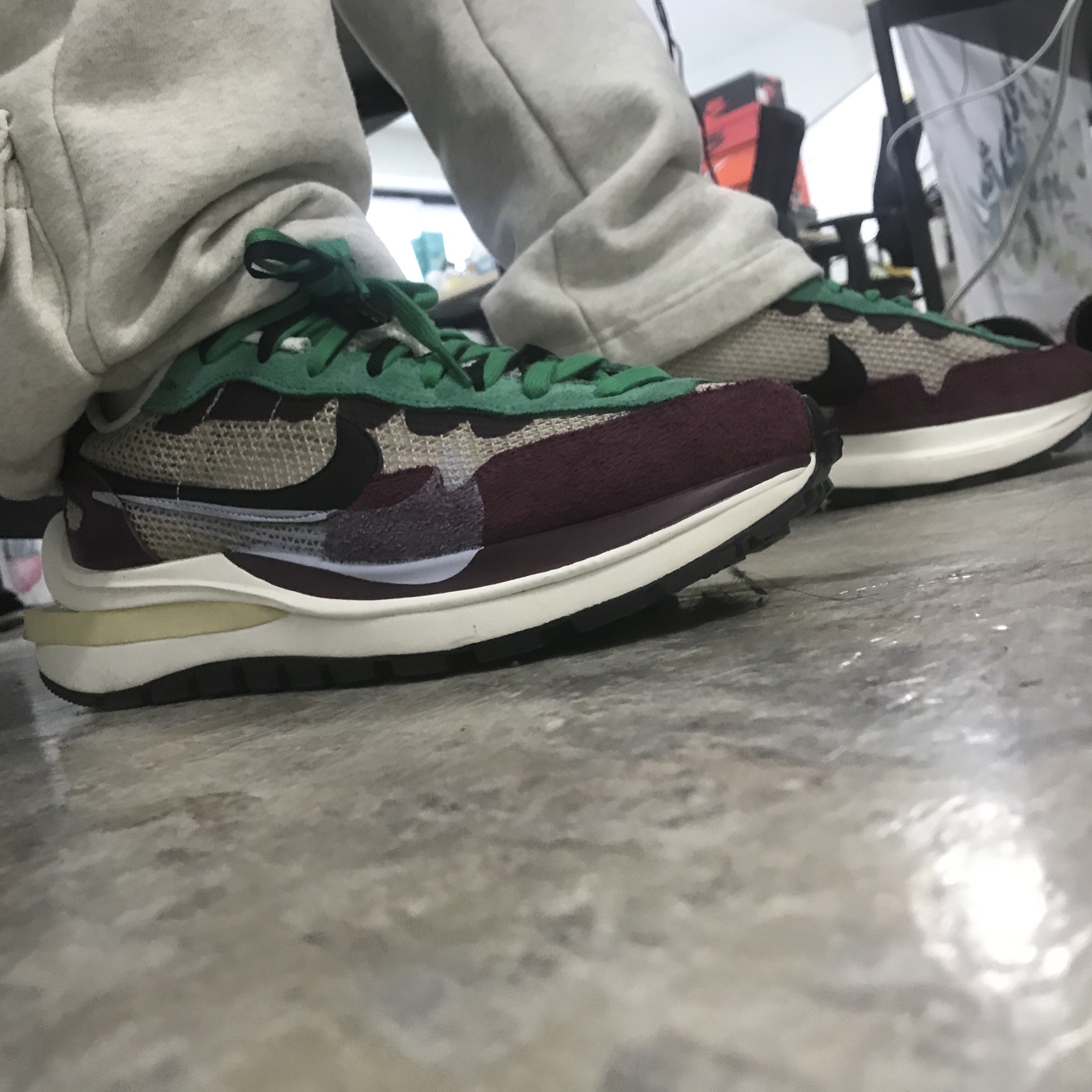 Nike x Sacai VaporWaffle String & Black Villain Red 착용 스타일 - 2