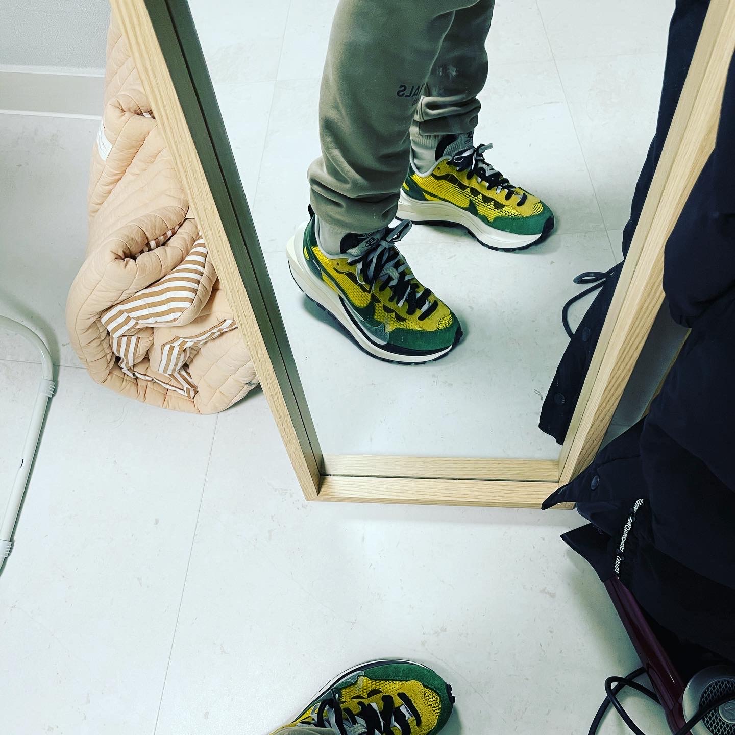 Nike x Sacai VaporWaffle Tour Yellow & Gorge Green Sail 착용 스타일 - 3