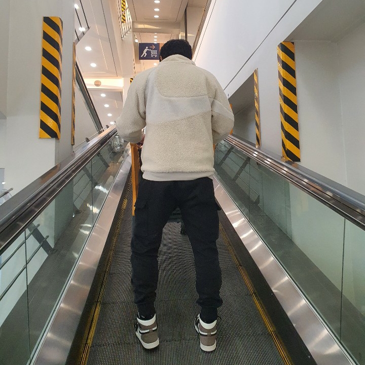 Jordan 1 Retro High OG Black Mocha, Nike Big Swoosh Full Zip Jacket Light Bone Sail 착용 스타일