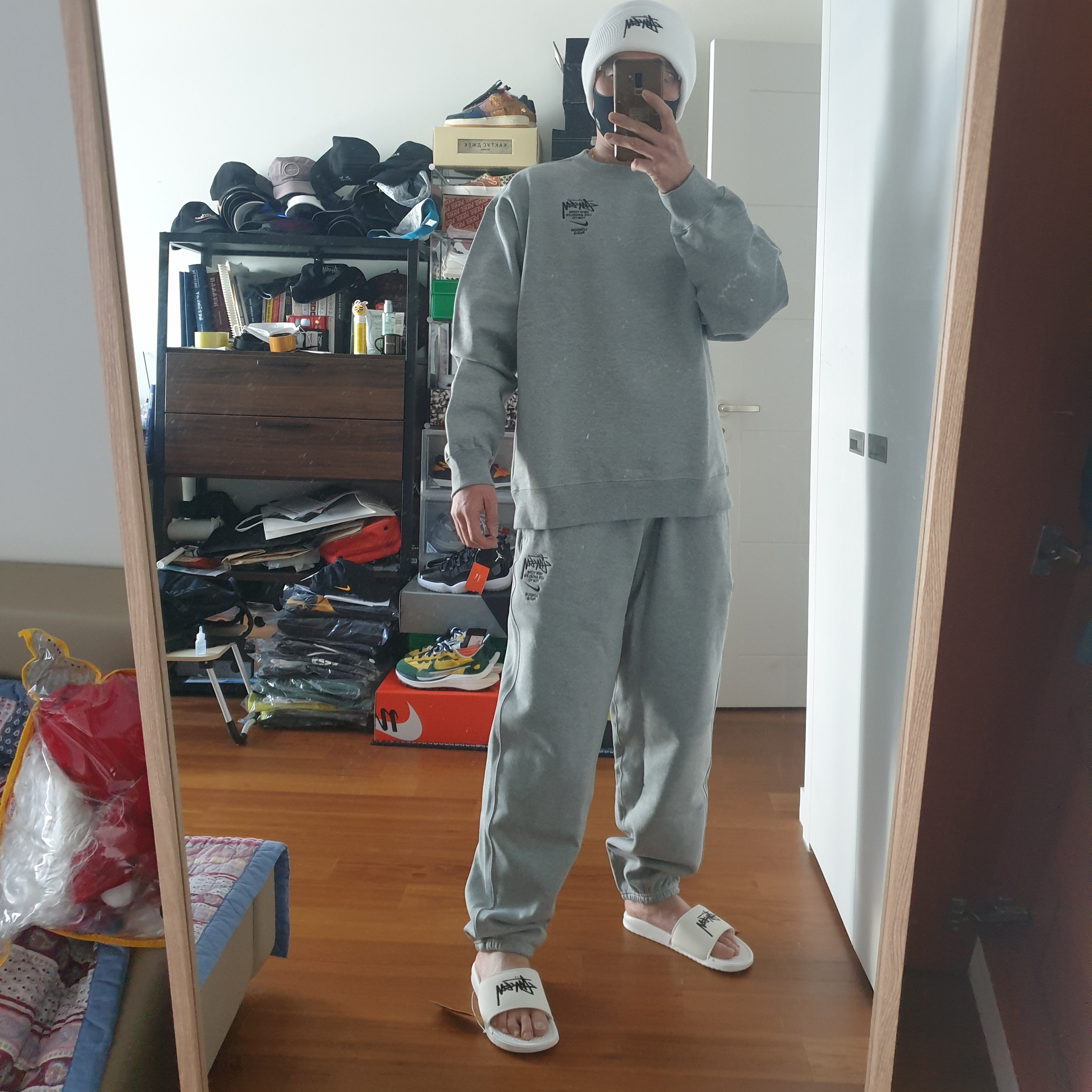 Nike x Stussy Cuff Beanie White, Nike x Stussy NRG BR Crew Fleece Grey 착용 스타일 - 2