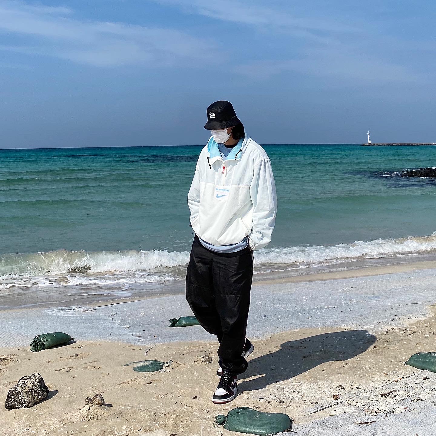 Jordan 1 Retro High OG Bloodline, Supreme x Nike Jewel Reversible Ripstop Anorak White - 20FW 착용 스타일 - 1