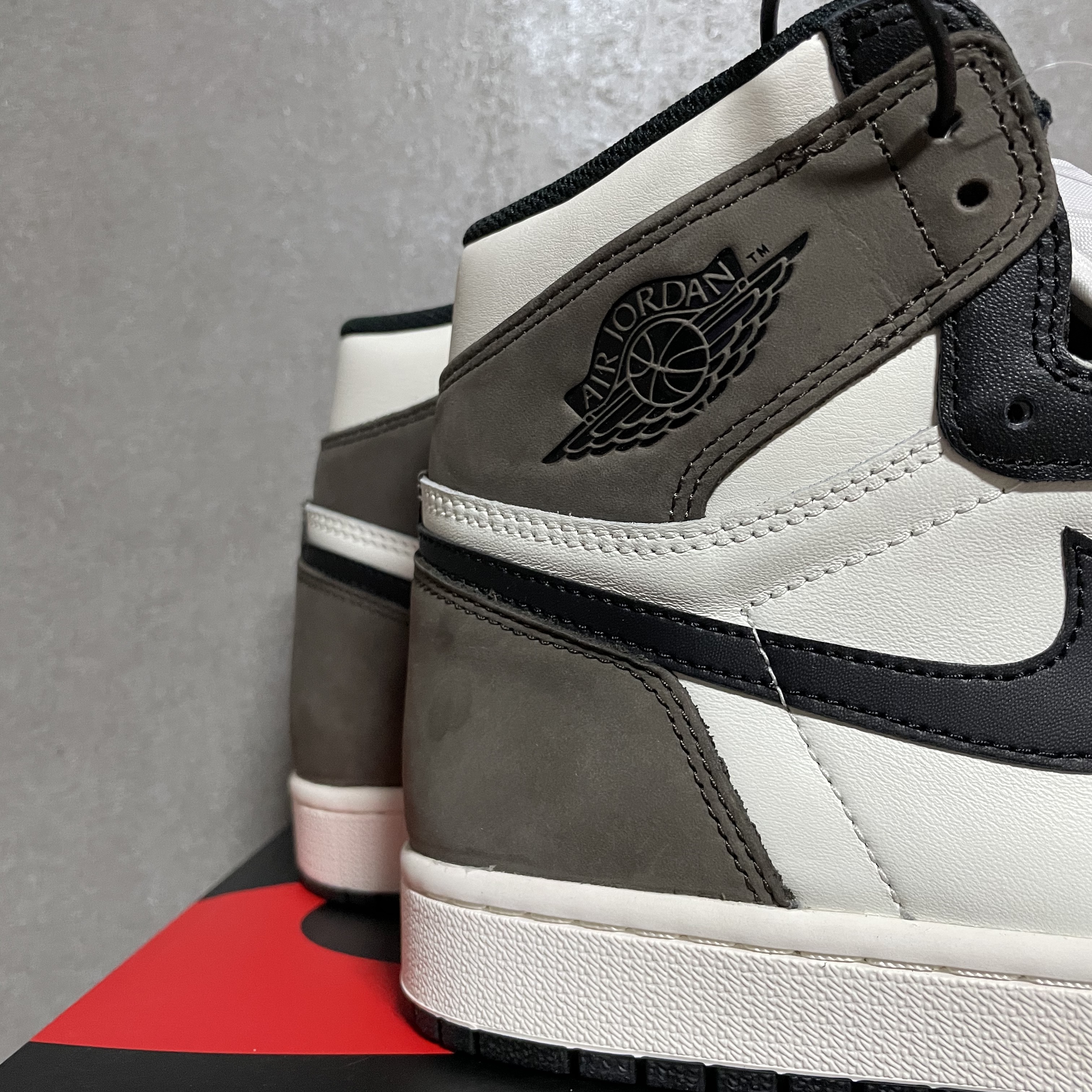 Jordan 1 Retro High OG Black Mocha 착용 스타일