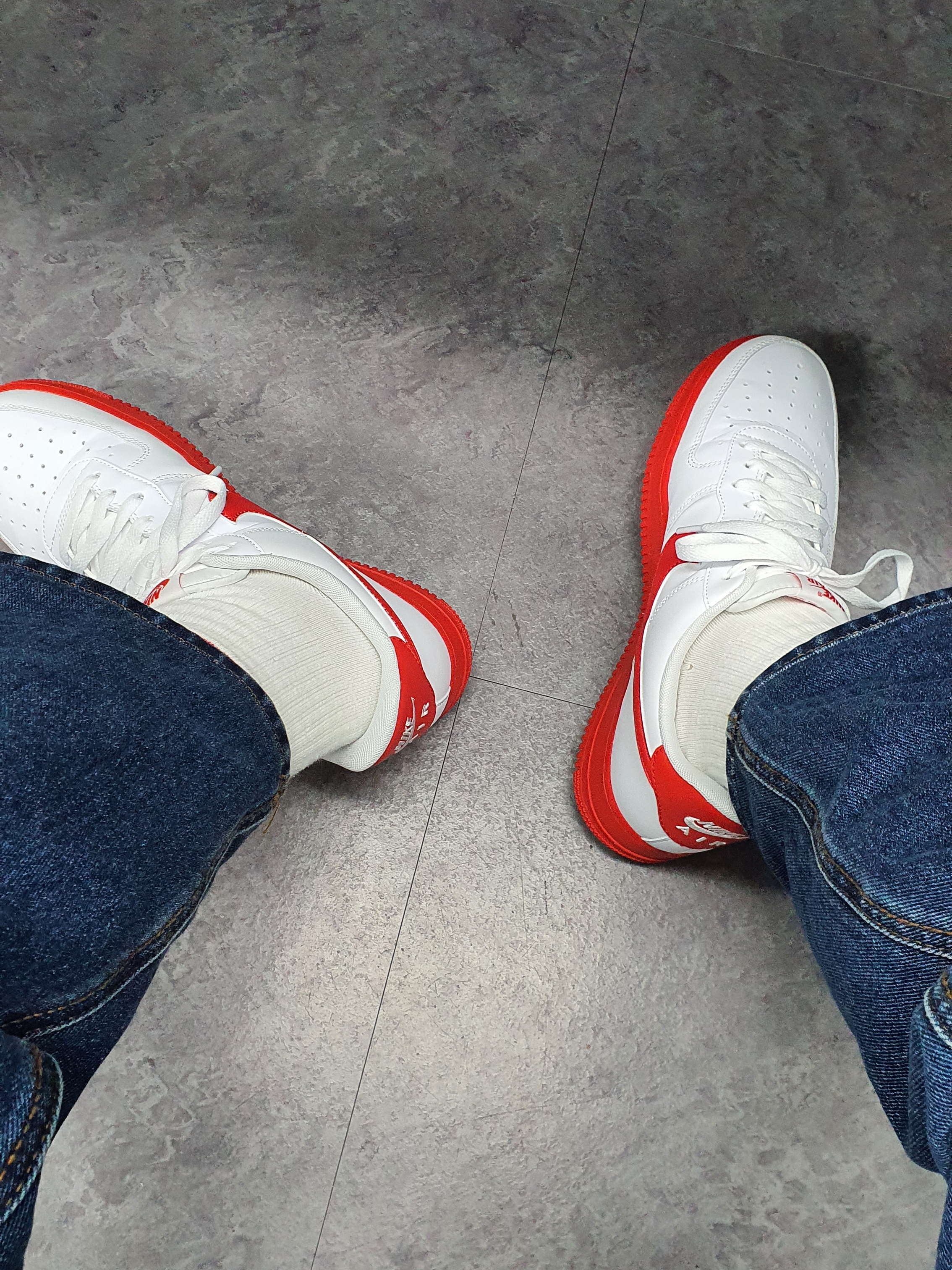 Nike Air Force 1 Low White Red Midsole 착용 스타일