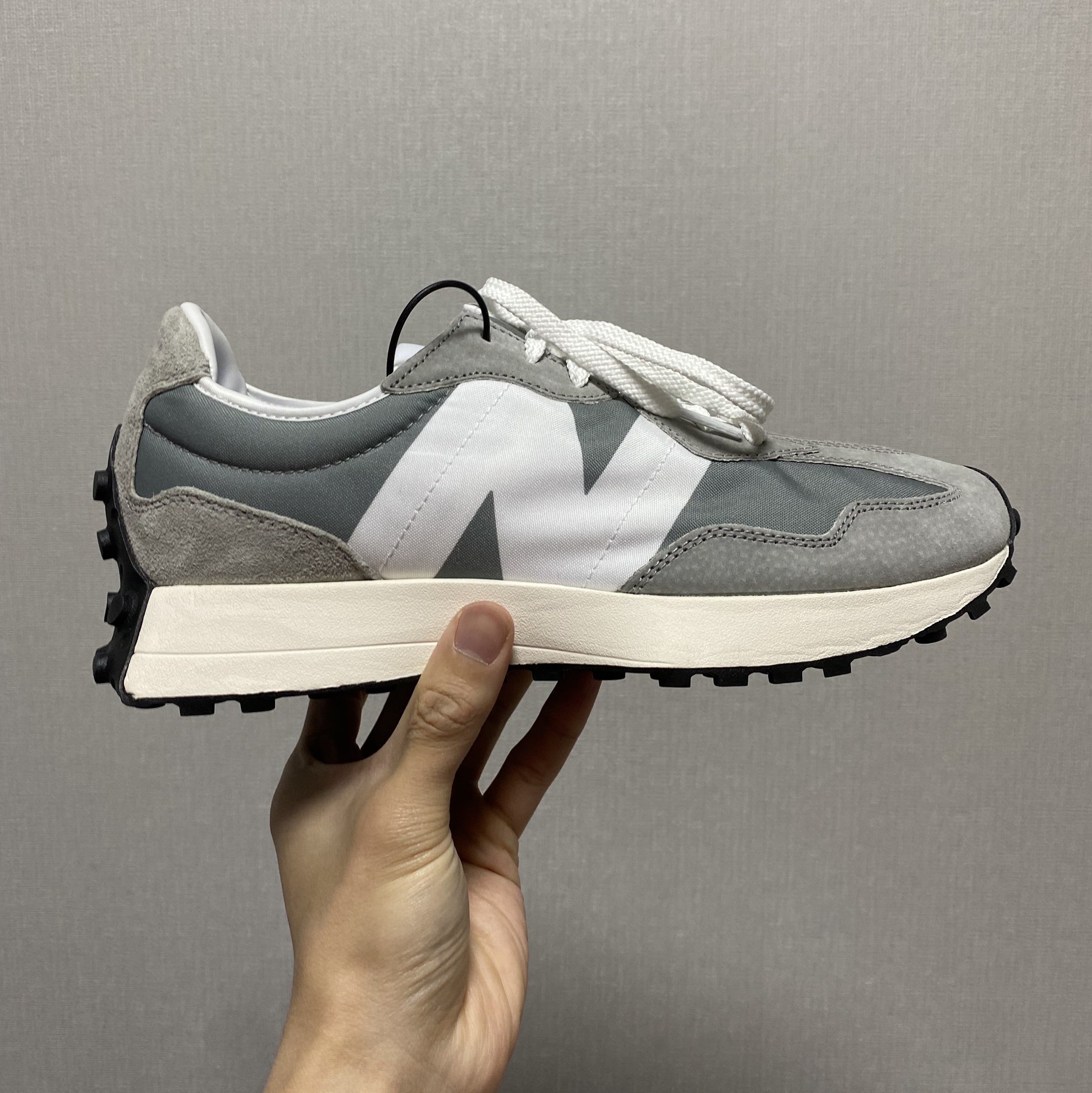New Balance 327 Grey 착용 스타일