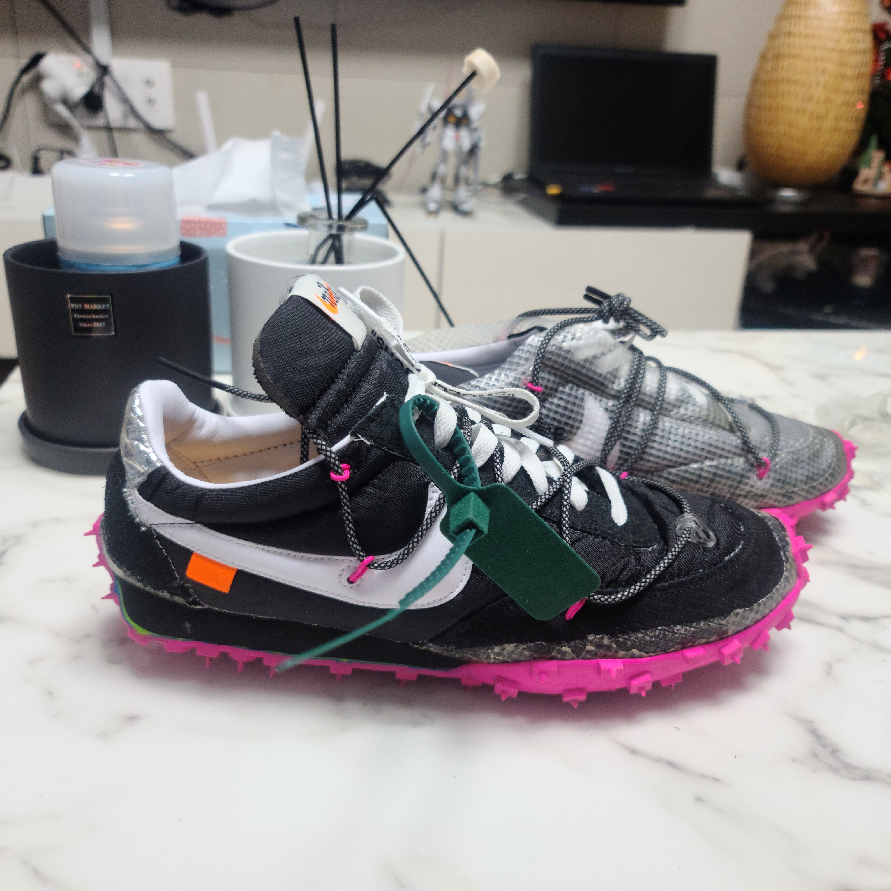 (W) Nike x Off-White Waffle Racer Black 착용 스타일 - 2