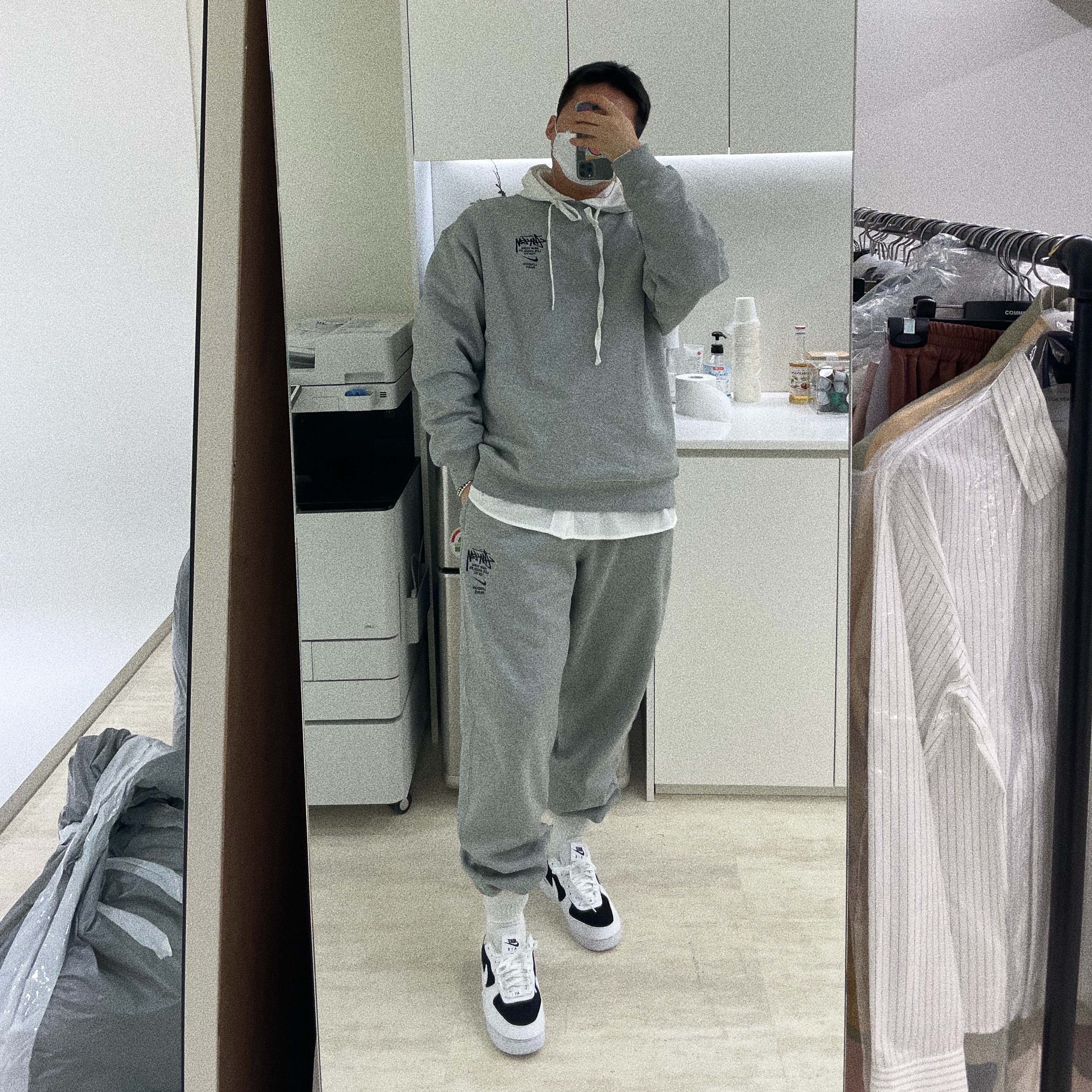 Nike x Supreme Air Force 1 Low White, Nike x Stussy NRG ZR Fleece Crewneck Heather Grey - US/EU 착용 스타일 - 2