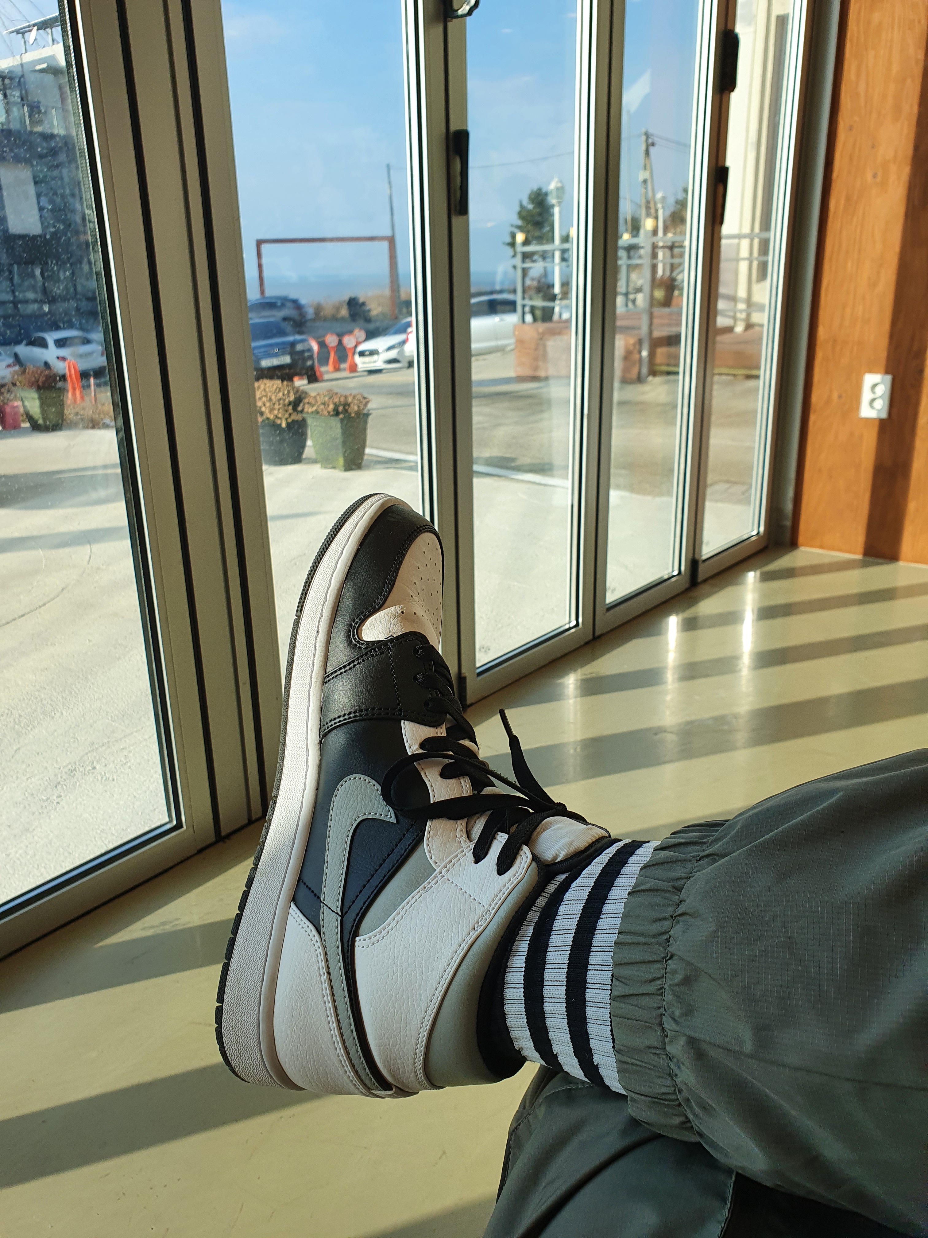 Jordan 1 Mid White Shadow 착용 스타일