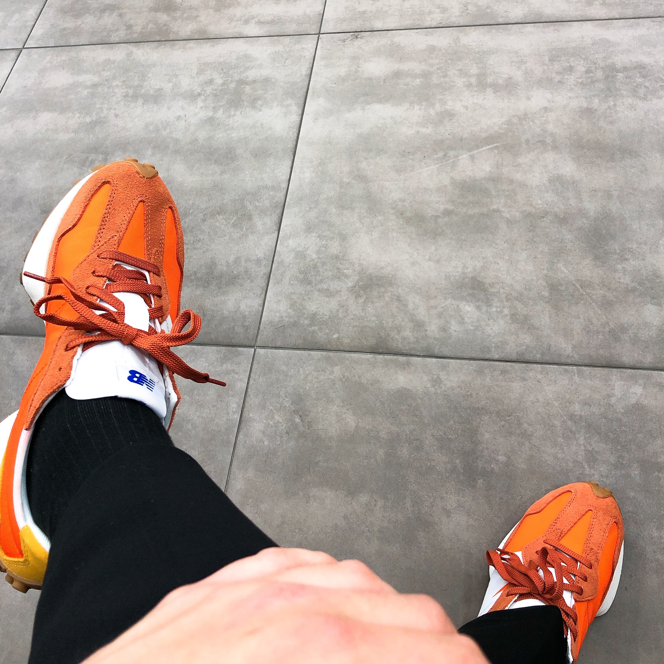 New Balance 327 Orange 착용 스타일 - 3