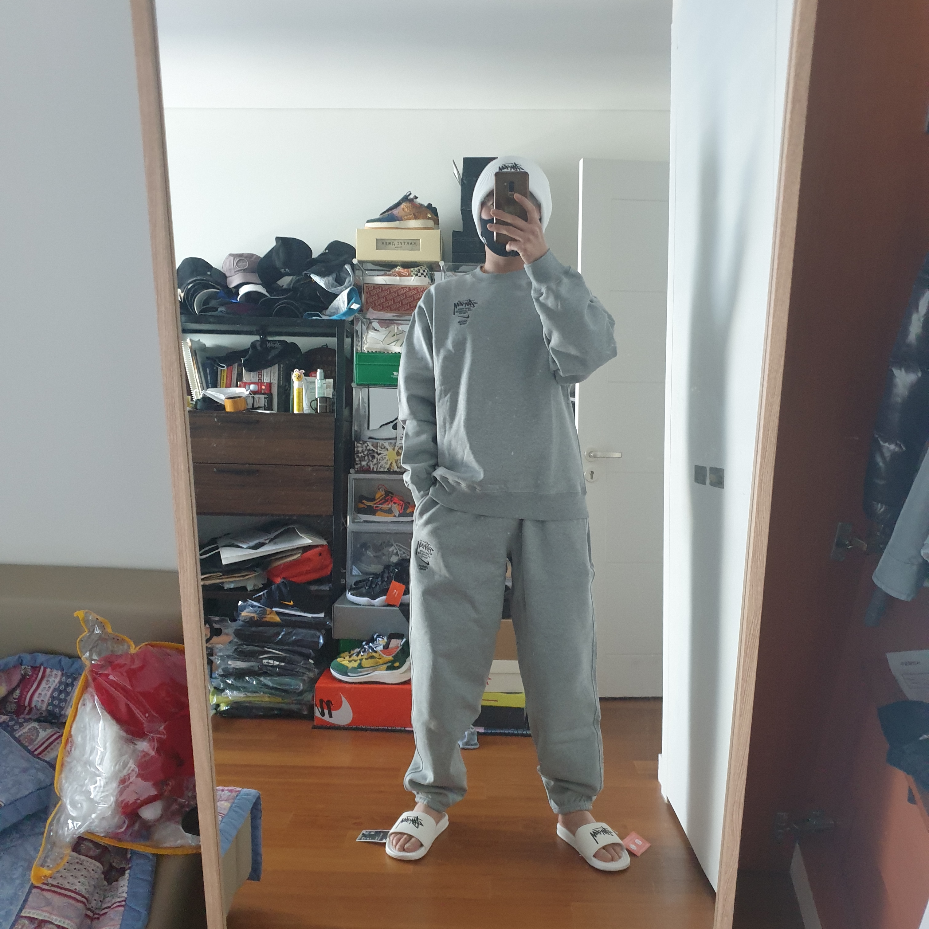Nike x Stussy Cuff Beanie White, Nike x Stussy NRG BR Crew Fleece Grey 착용 스타일 - 4