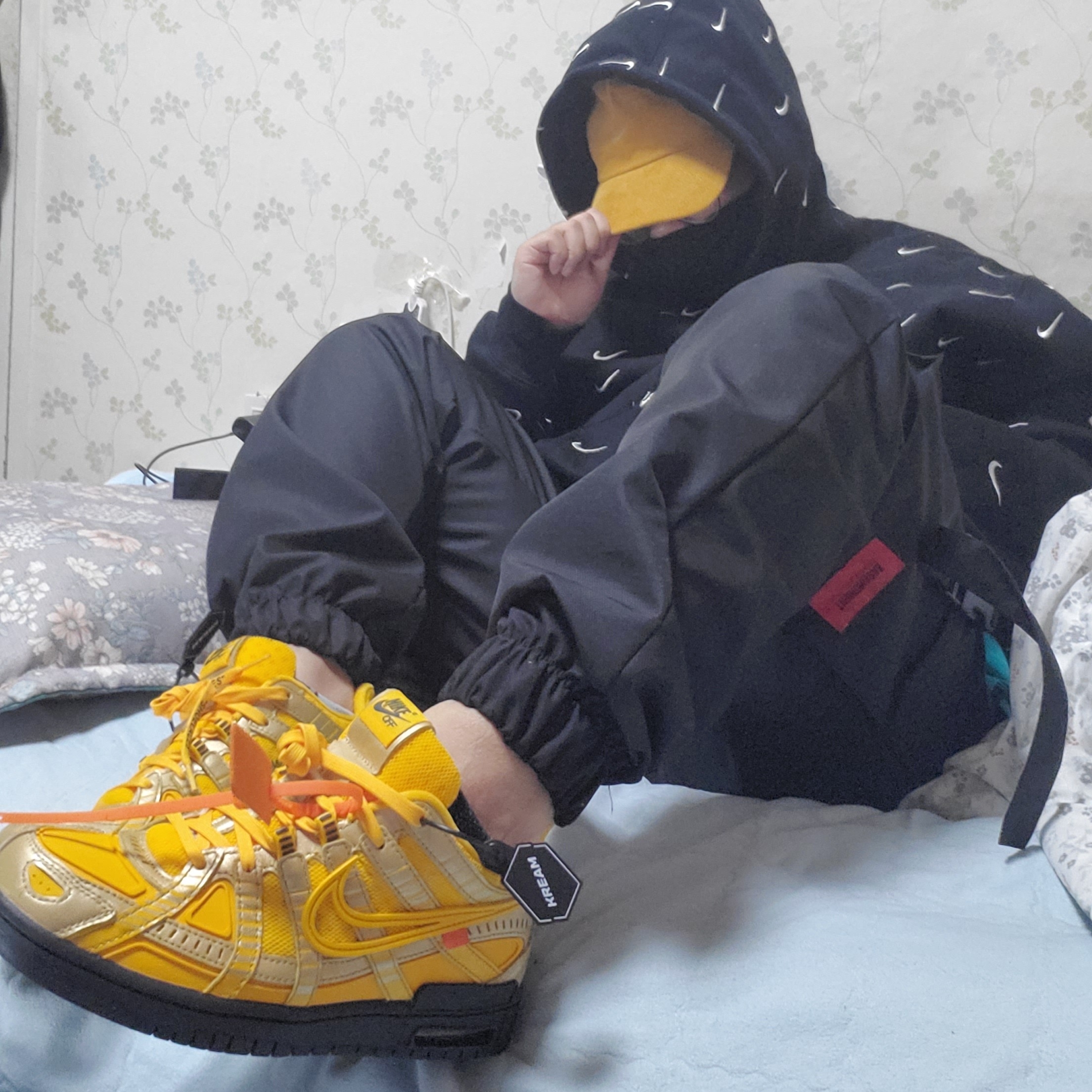 Nike x Off-White Air Rubber Dunk University Gold 착용 스타일