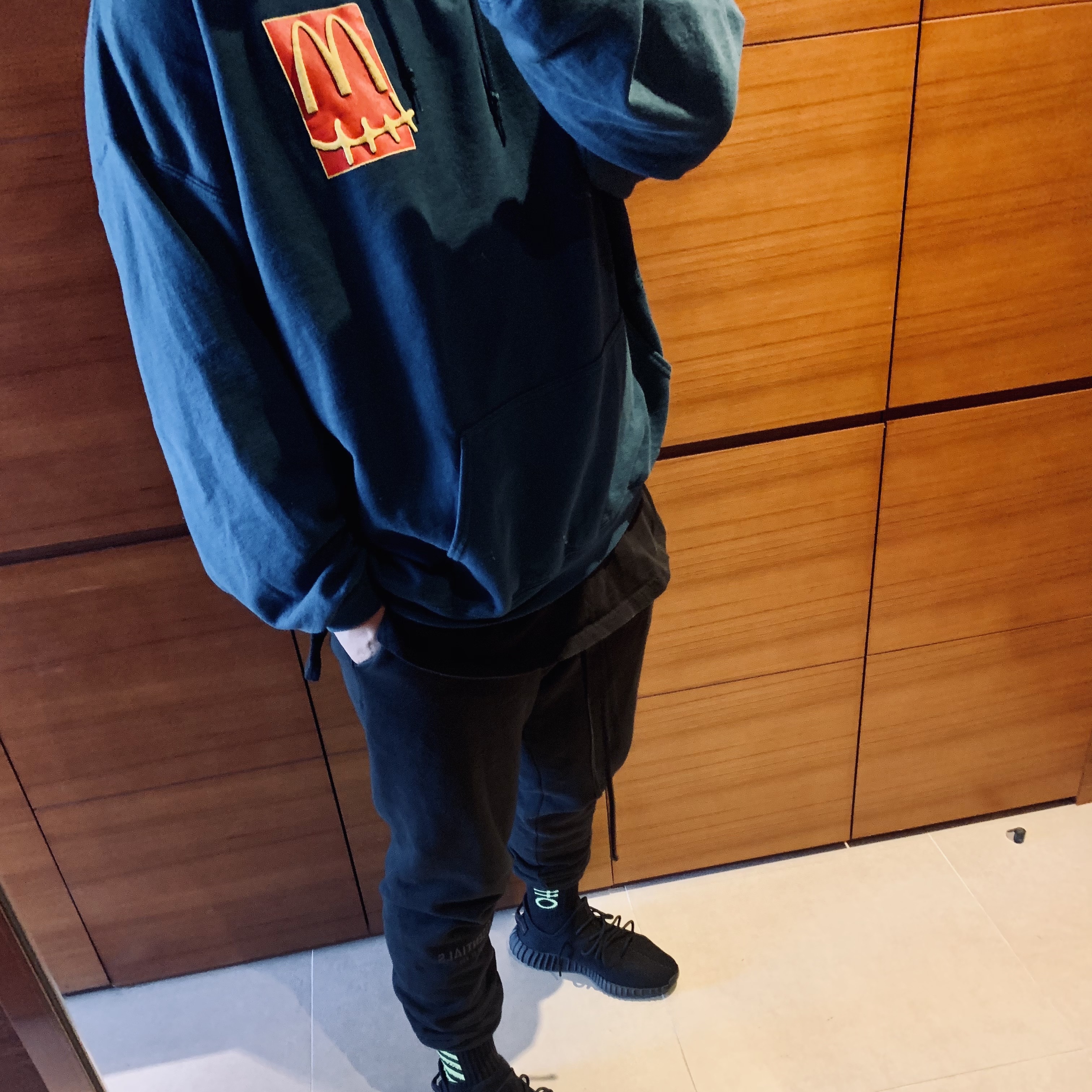 Adidas Yeezy Boost 350 V2 Black Red 2020, Essentials Sweatpants Dark Slate/Black 2020 착용 스타일