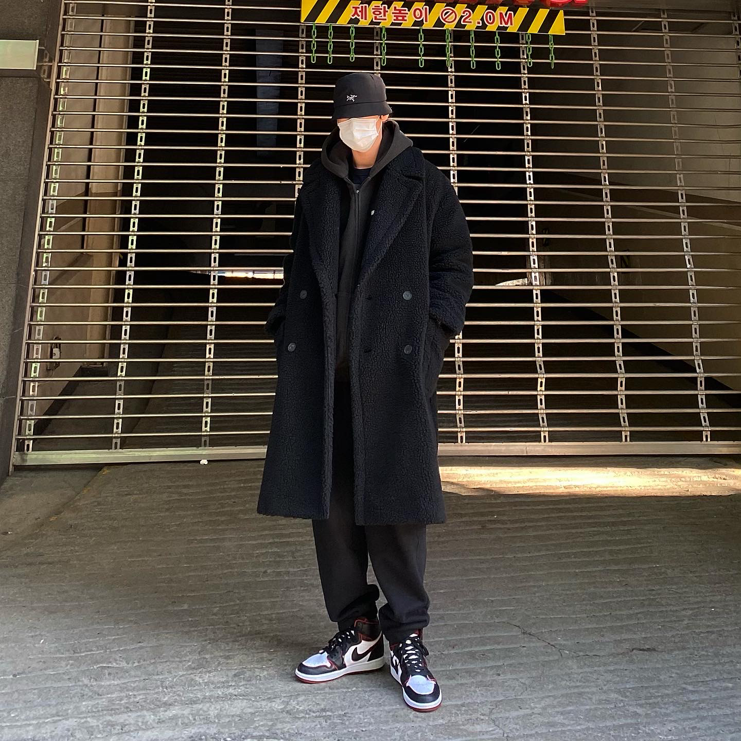 Jordan 1 Retro High OG Bloodline, Palace x Arc'teryx Sinsolo Hat Black - 20FW 착용 스타일 - 1