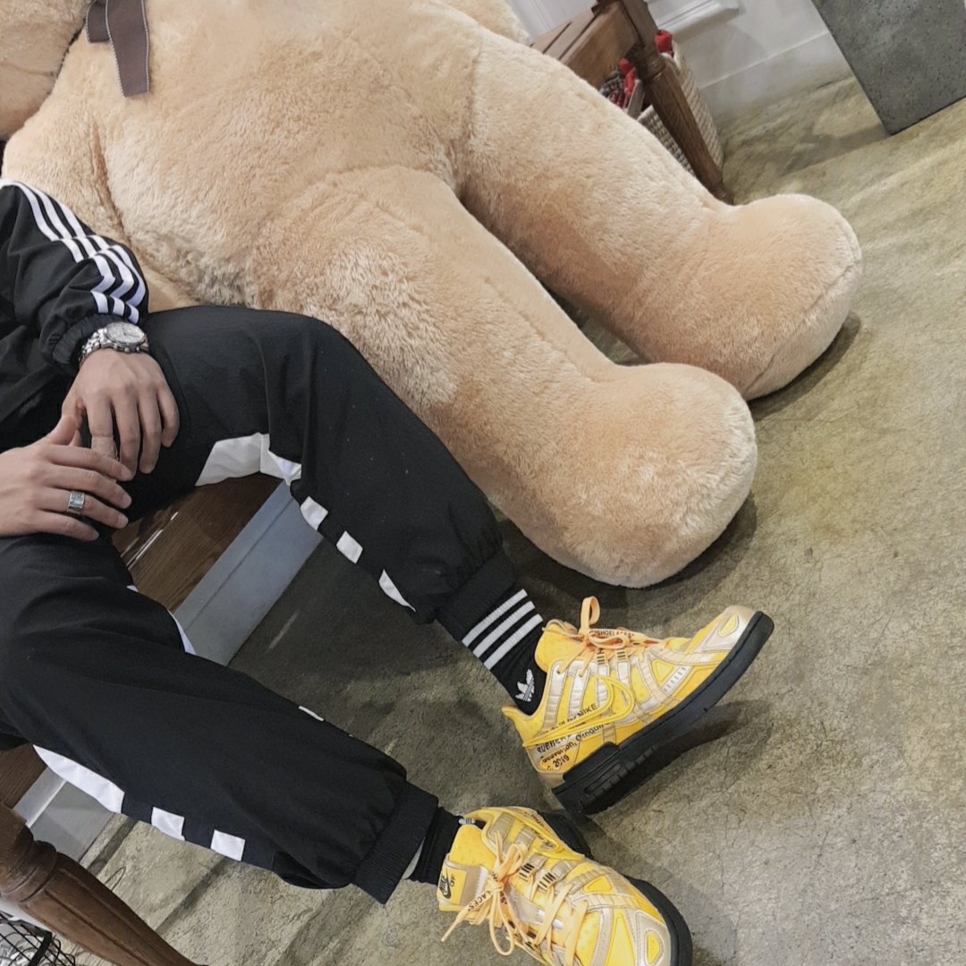 Nike x Off-White Air Rubber Dunk University Gold 착용 스타일