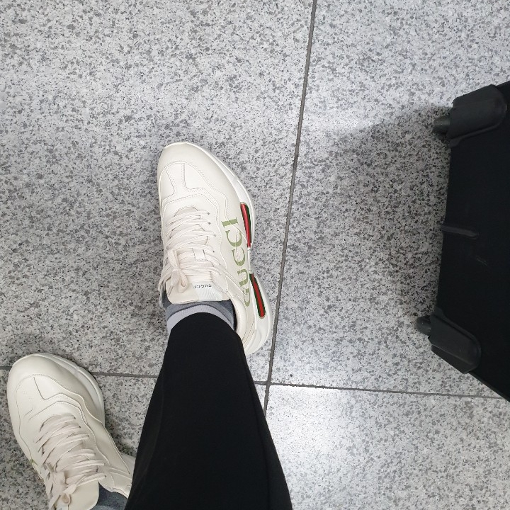 Gucci Rhyton Leather Sneakers Logo 착용 스타일