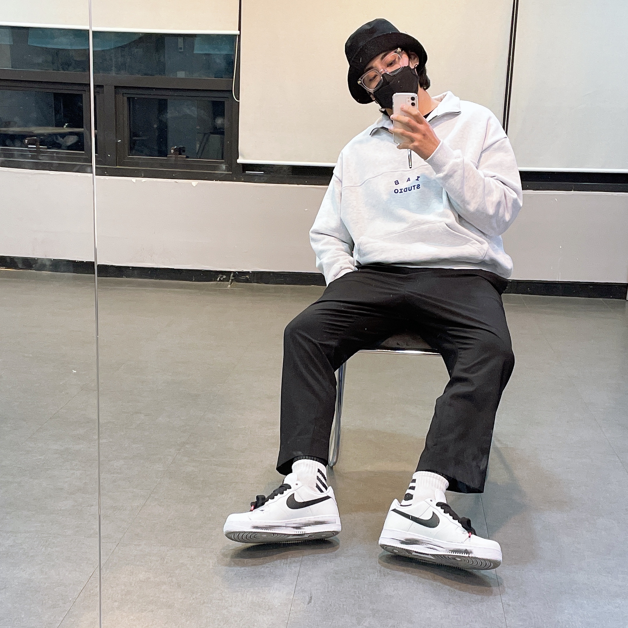 IAB Studio Half Zip Pullover Light Gray, Nike x Peaceminusone Air Force 1 Low Para-Noise 2.0 착용 스타일