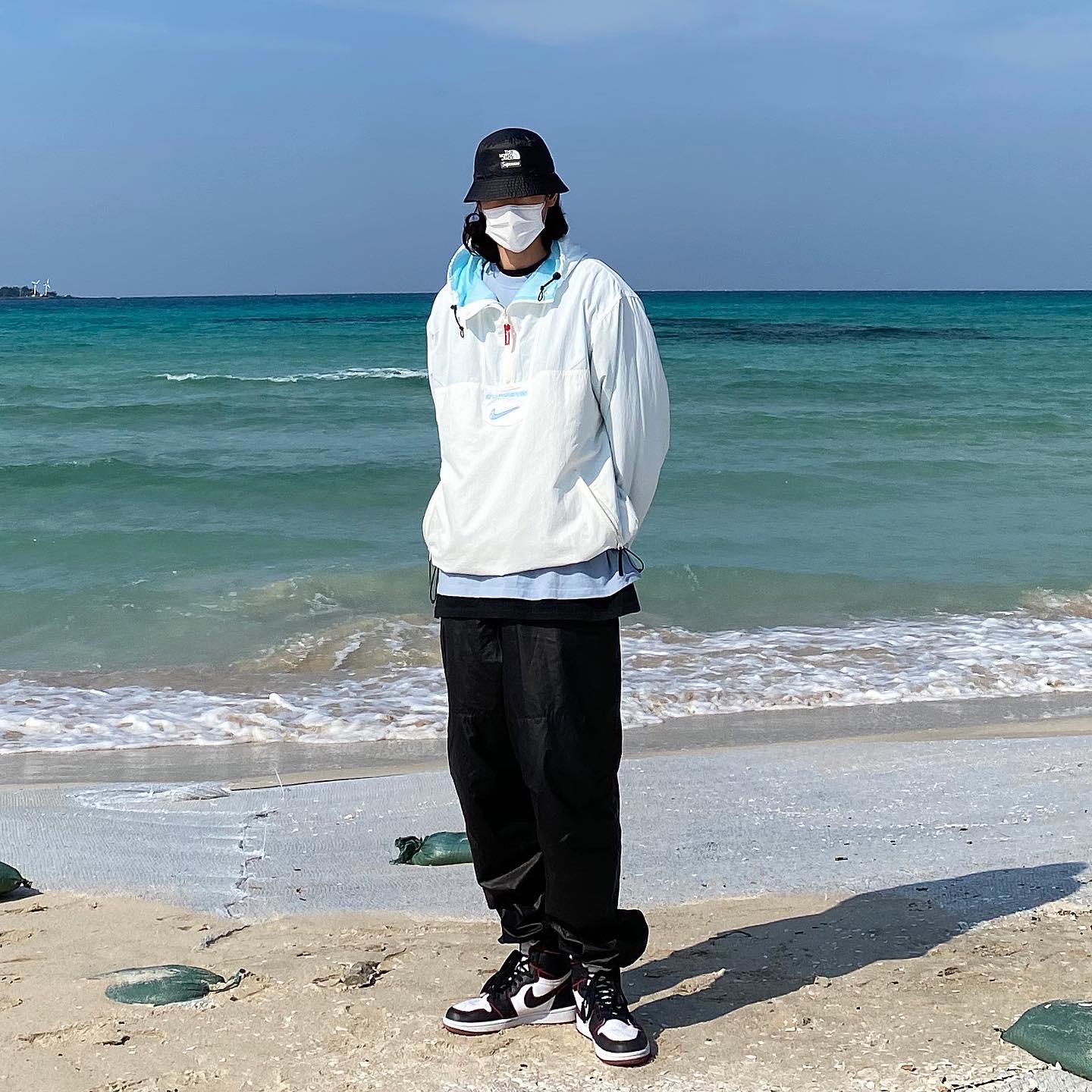 Jordan 1 Retro High OG Bloodline, Supreme x Nike Jewel Reversible Ripstop Anorak White - 20FW 착용 스타일 - 2