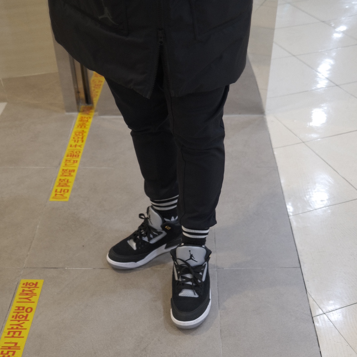 Jordan 3 Retro Tinker Black Cement Gold 착용 스타일 - 2