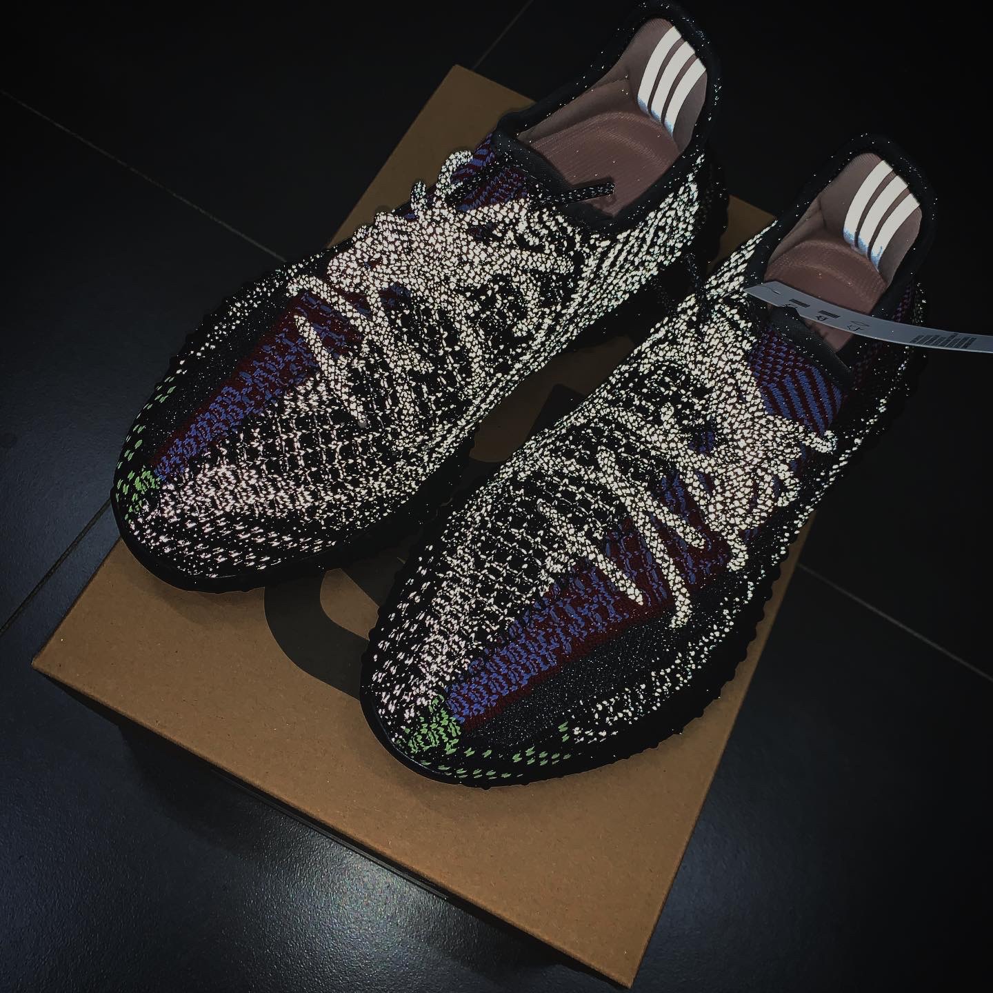 Adidas Yeezy Boost 350 V2 Yecheil - Reflective 착용 스타일