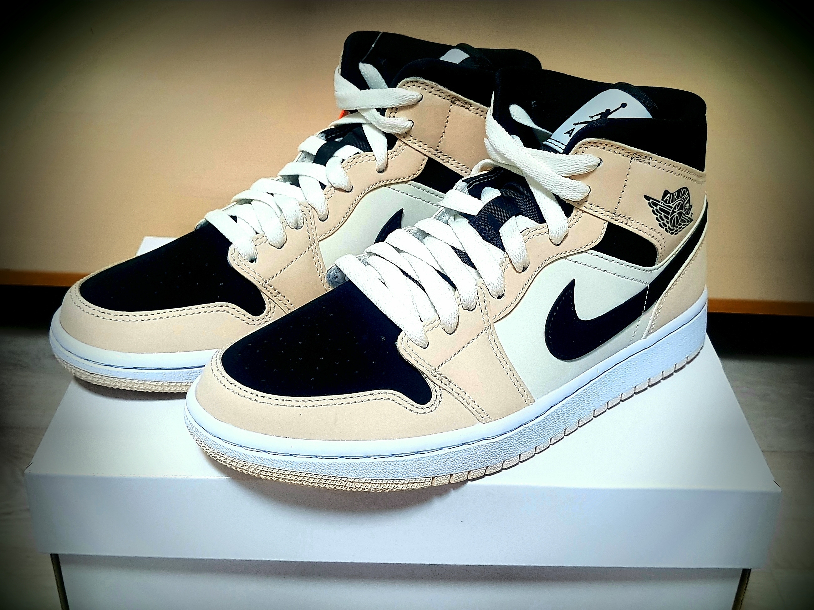 (W) Jordan 1 Mid Barely Orange 착용 스타일