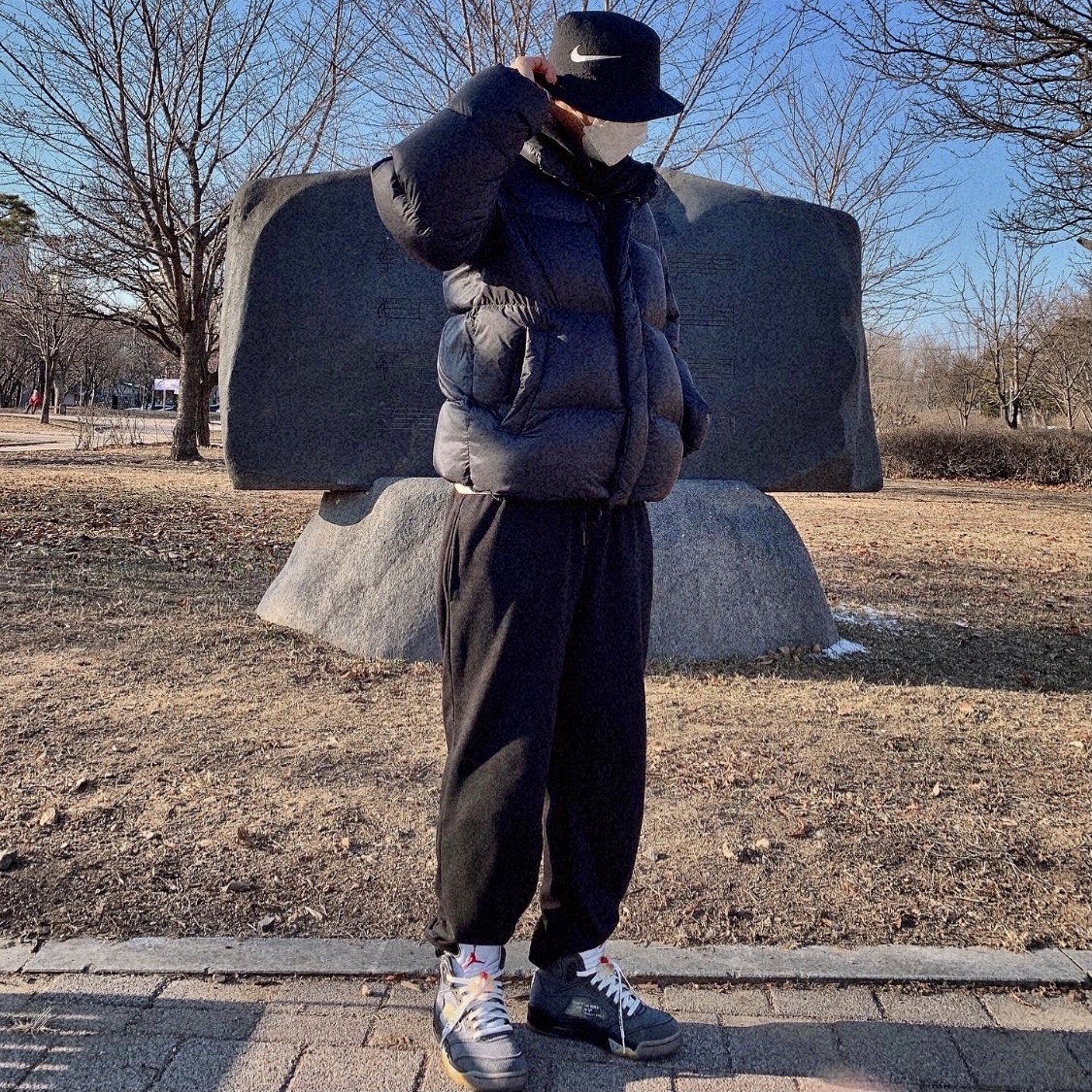 Jordan 5 x Off-White Retro SP Black Muslin, Nike x Stussy Bucket Hat Black 착용 스타일