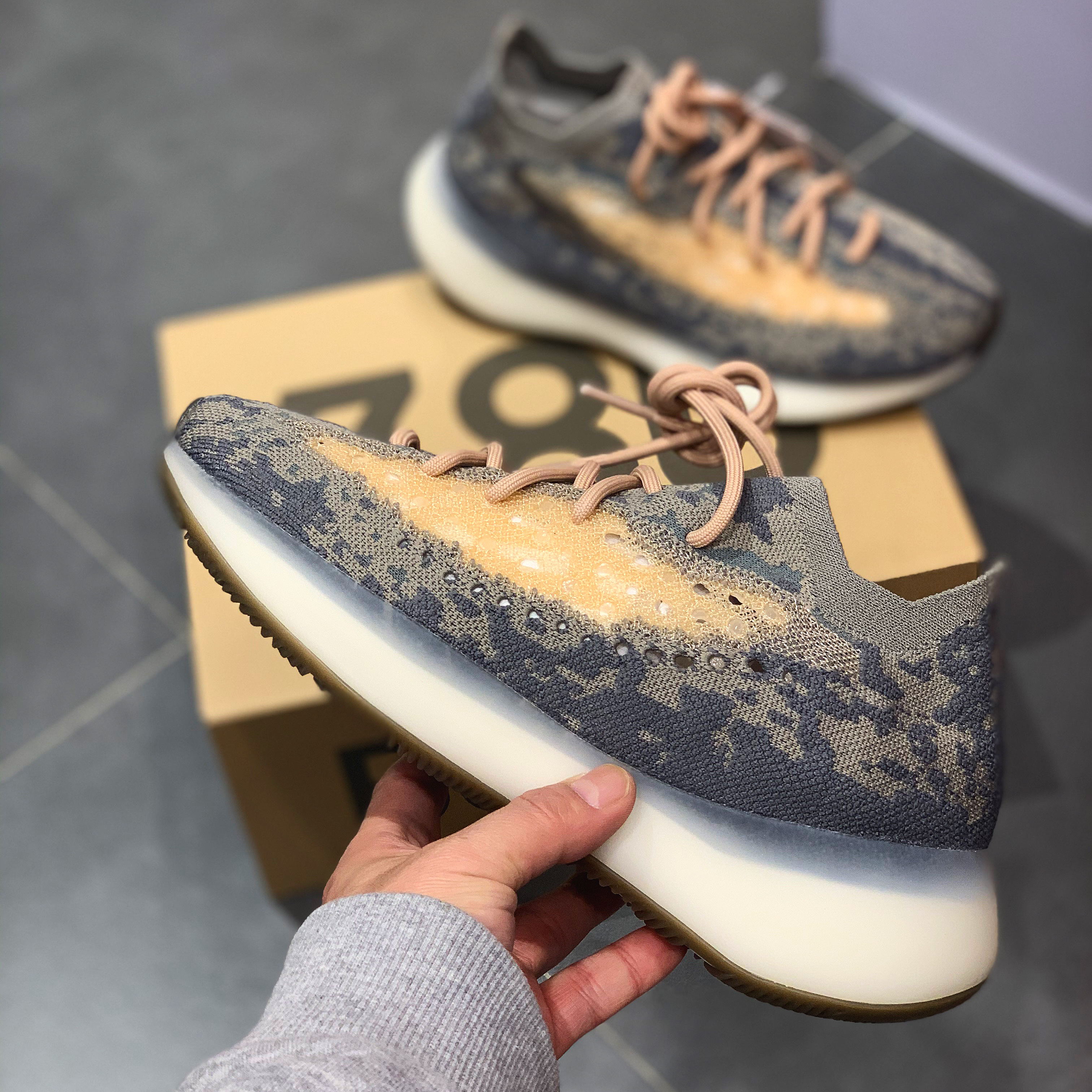 Adidas Yeezy Boost 380 Mist - Non-Reflective 착용 스타일