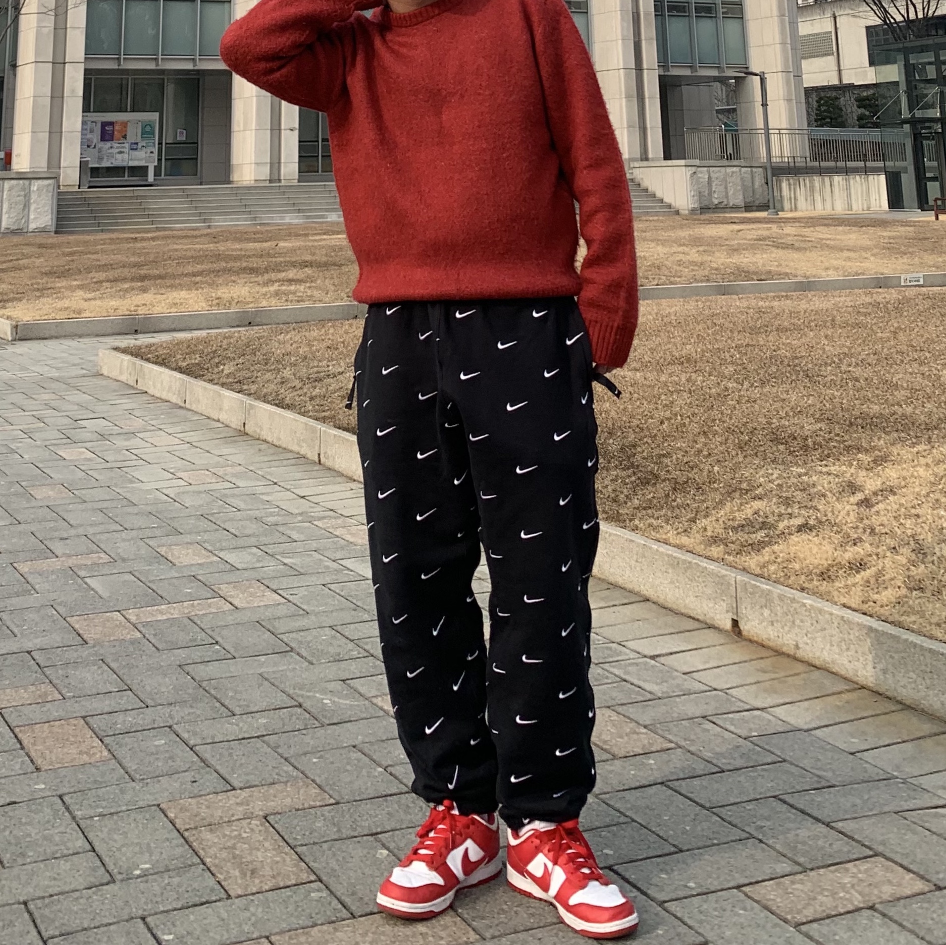 Nike Dunk Low SP University Red 2020, Stussy 8 Ball Heavy Brushed Mohair Sweater Red 착용 스타일 - 1