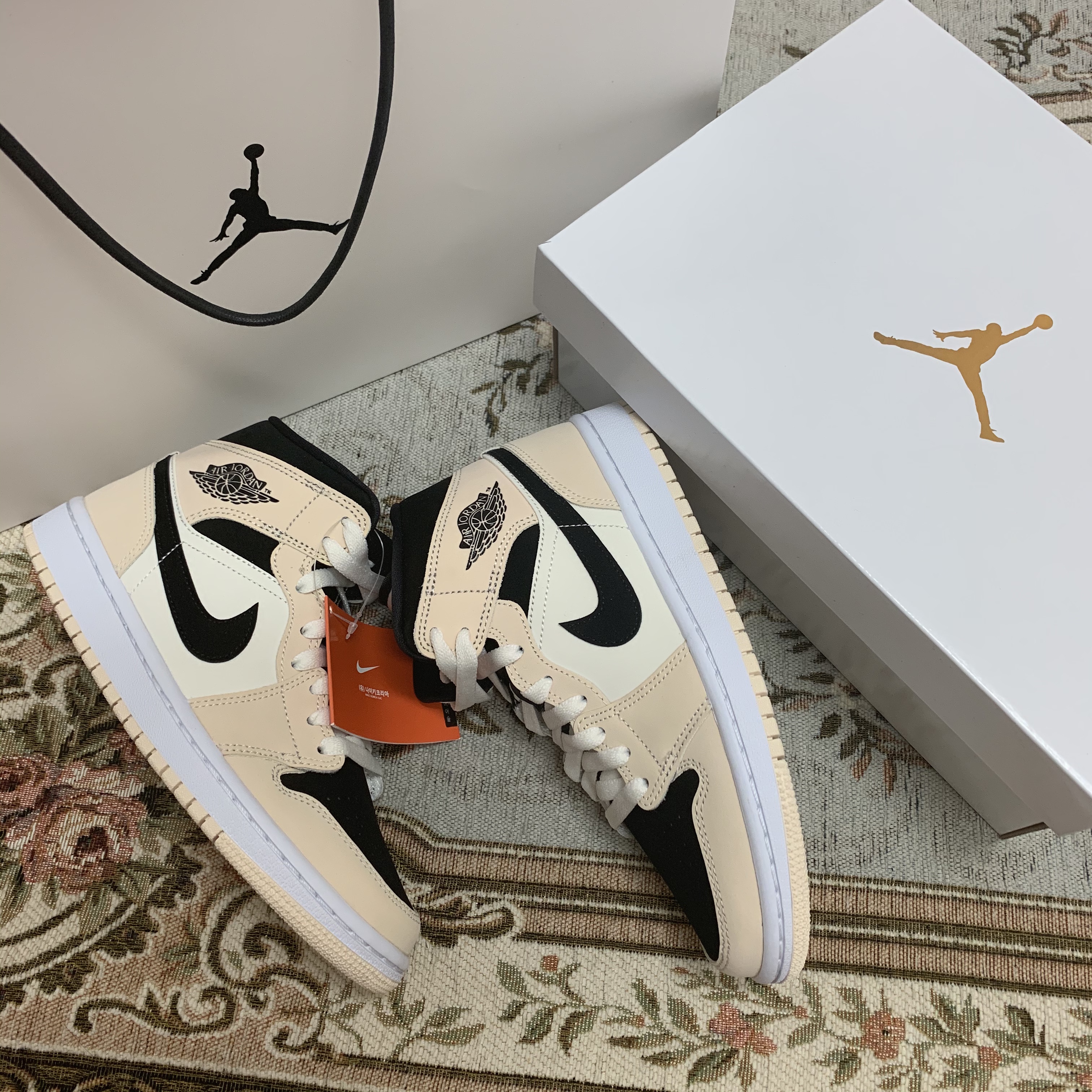 (W) Jordan 1 Mid Barely Orange 착용 스타일