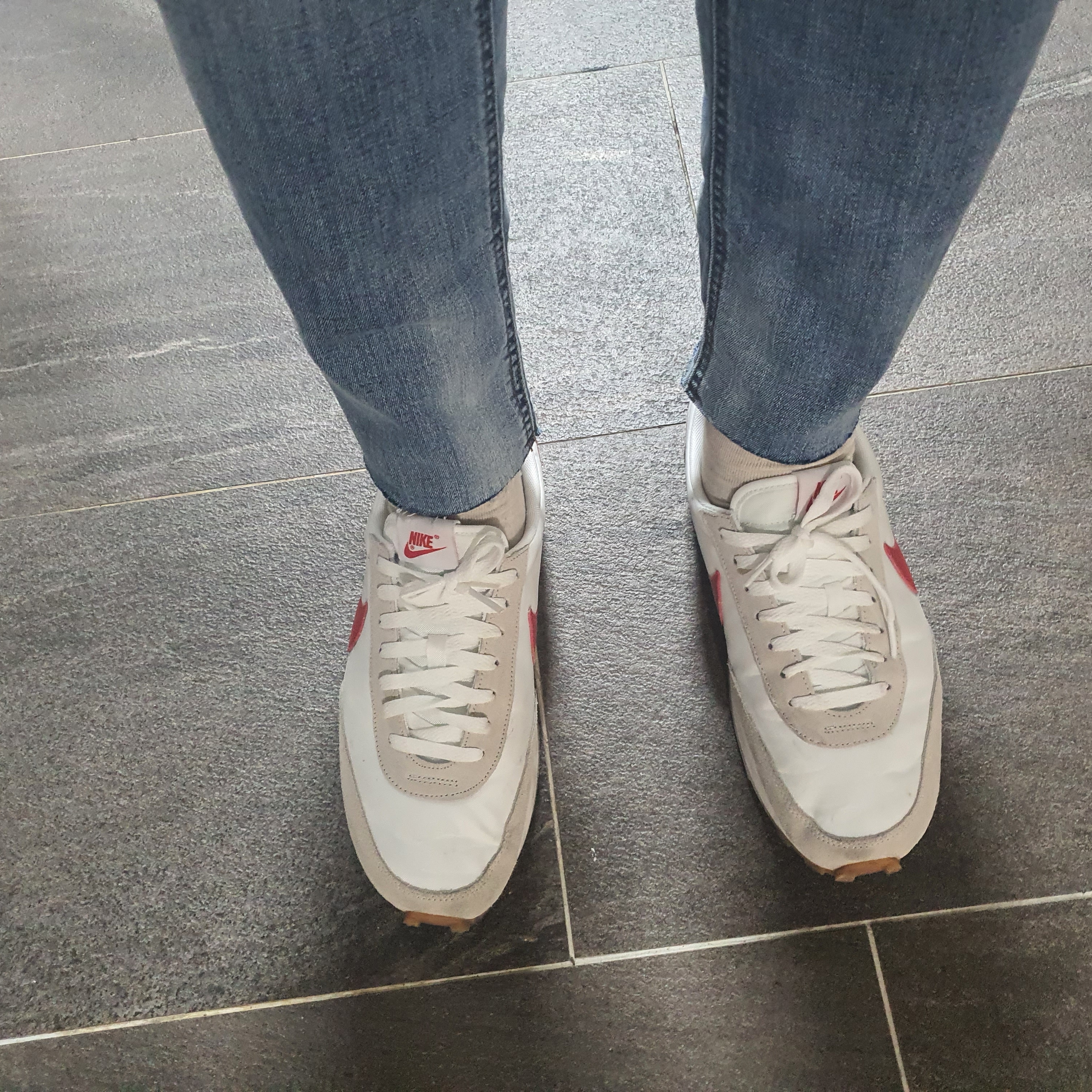 (W) Nike Daybreak Summit White University Red 착용 스타일 - 1