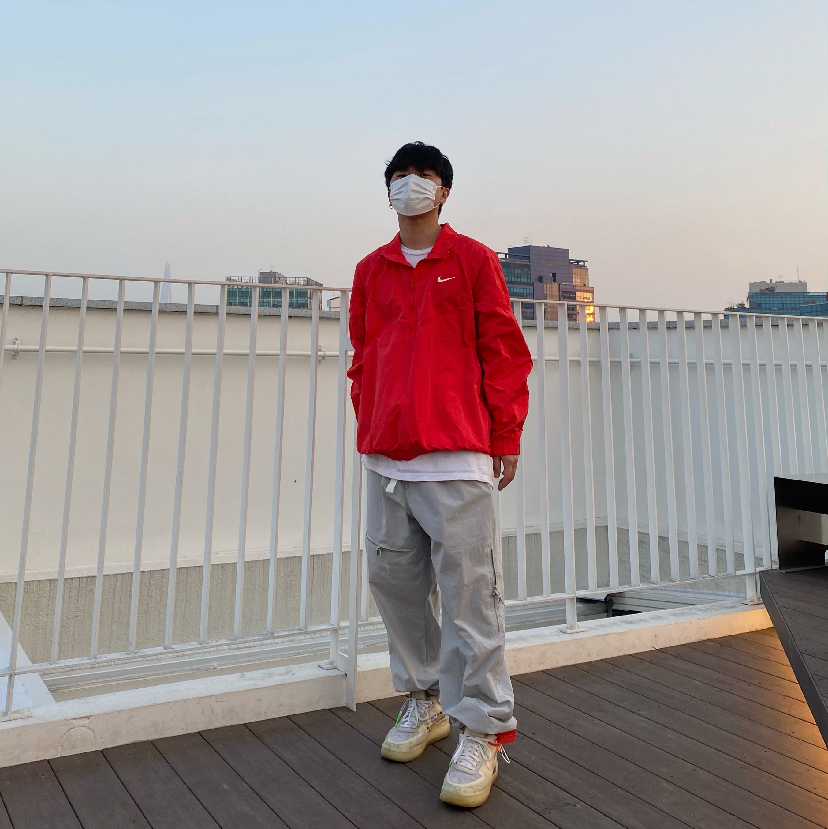 Nike x Off-White Air Force 1 Low The Ten, Nike x Stussy Windrunner Jacket Habanero Red 착용 스타일