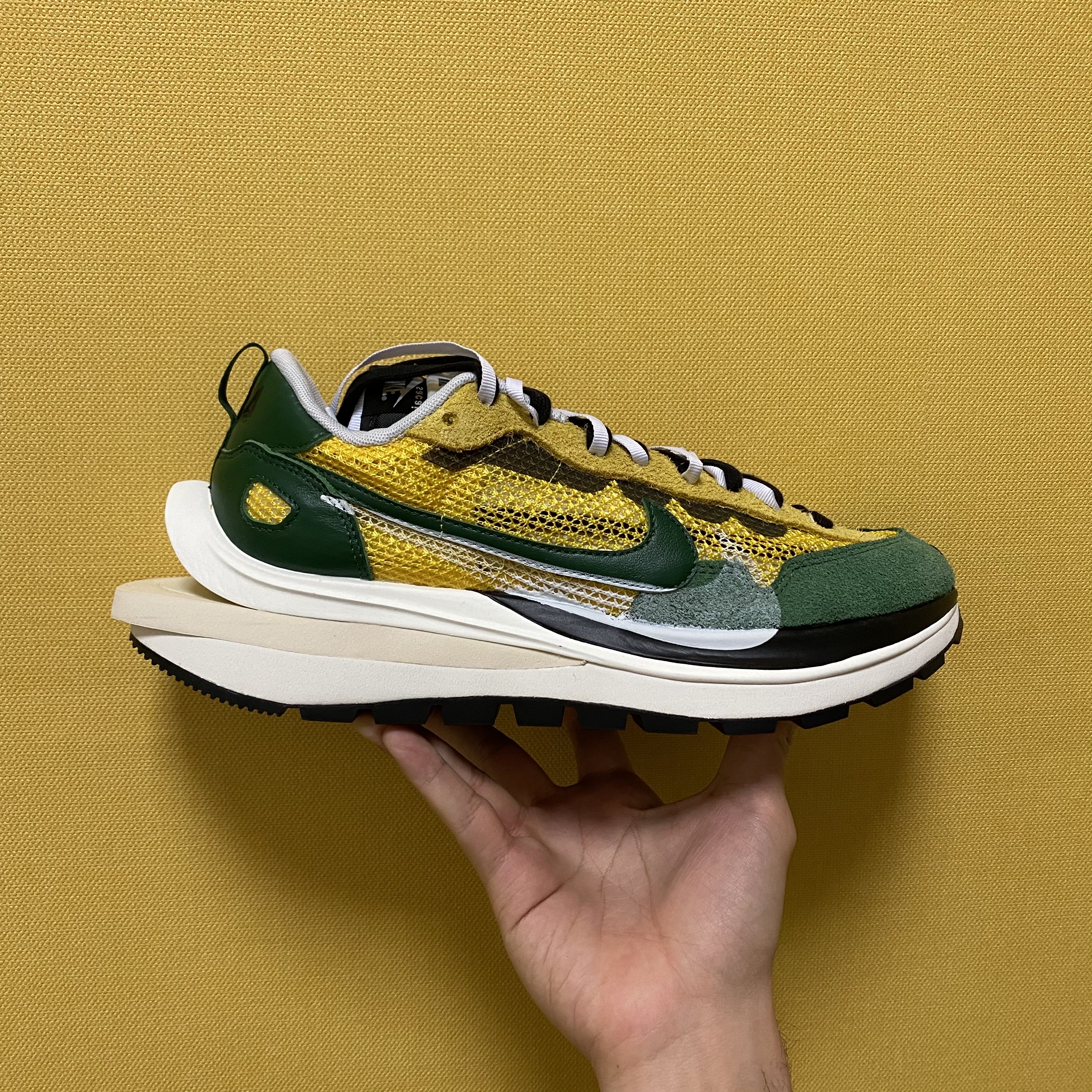 Nike x Sacai VaporWaffle Tour Yellow & Gorge Green Sail 착용 스타일