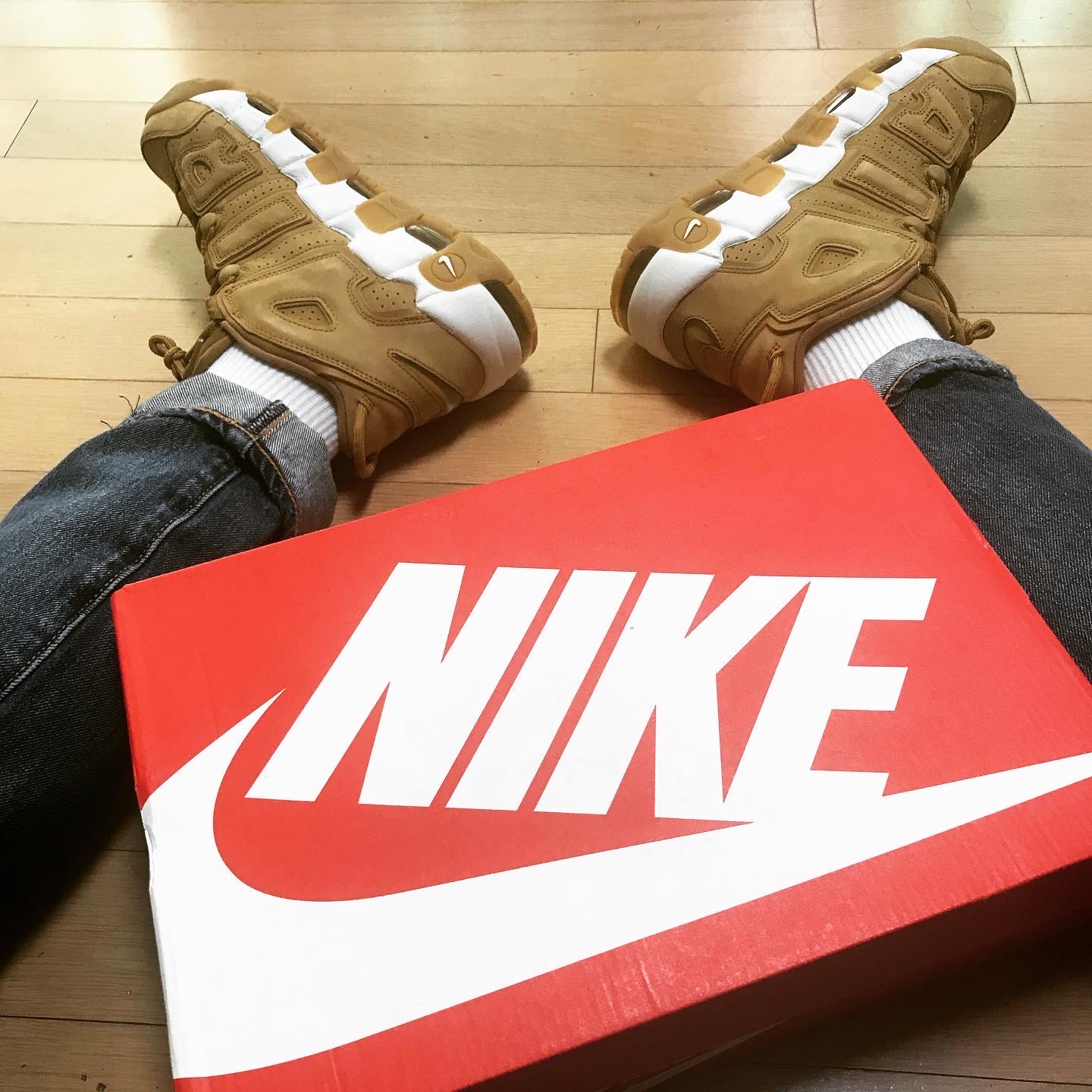 Nike Air More Uptempo Flax 착용 스타일