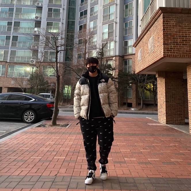 Supreme x The North Face Paper Print Nuptse Jacket - 19FW, Nike x Peaceminusone Air Force 1 Low Para-Noise 2.0 착용 스타일 - 1