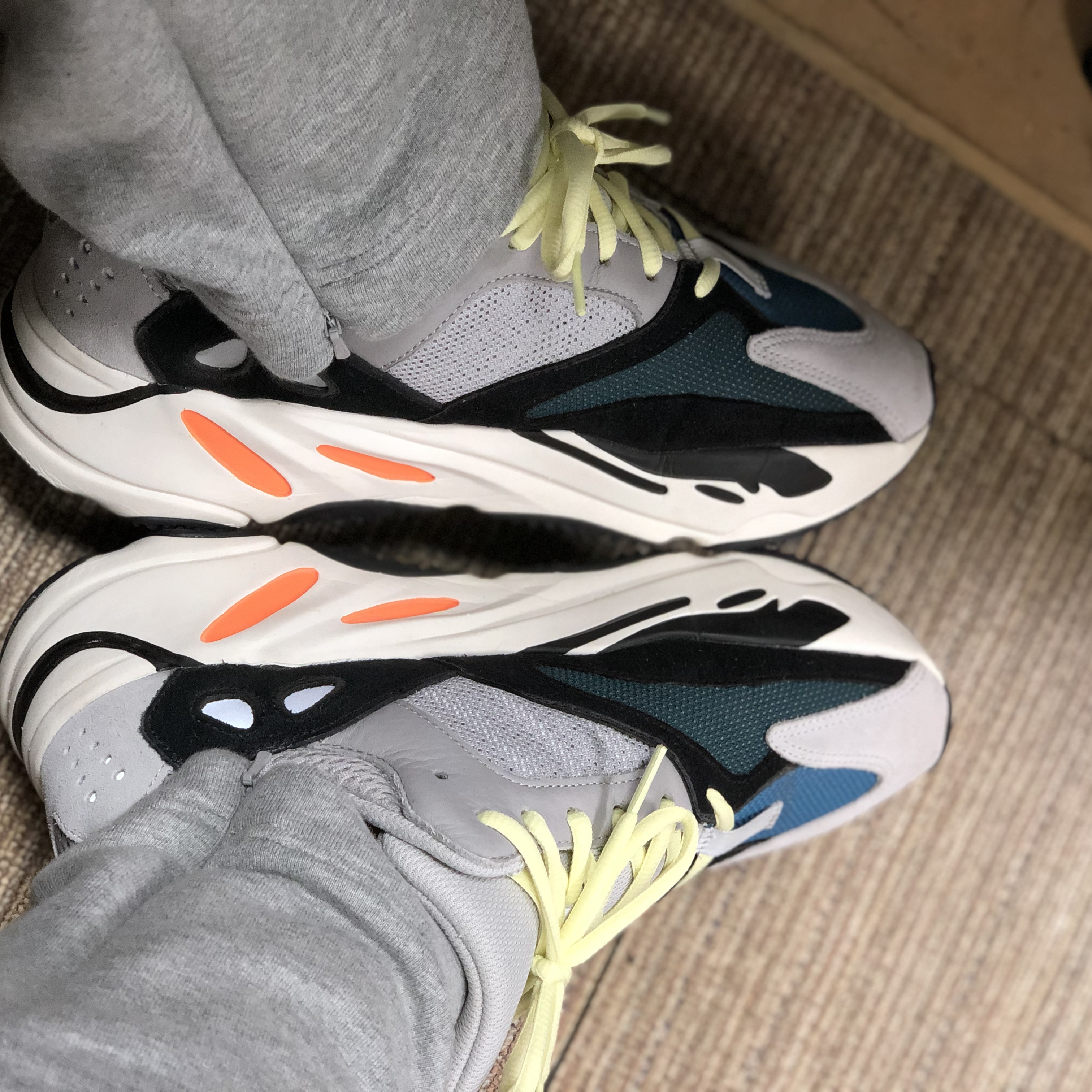 Adidas Yeezy Boost 700 V2 Geode, Balenciaga Speed Trainer Black White 2020 착용 스타일 - 5