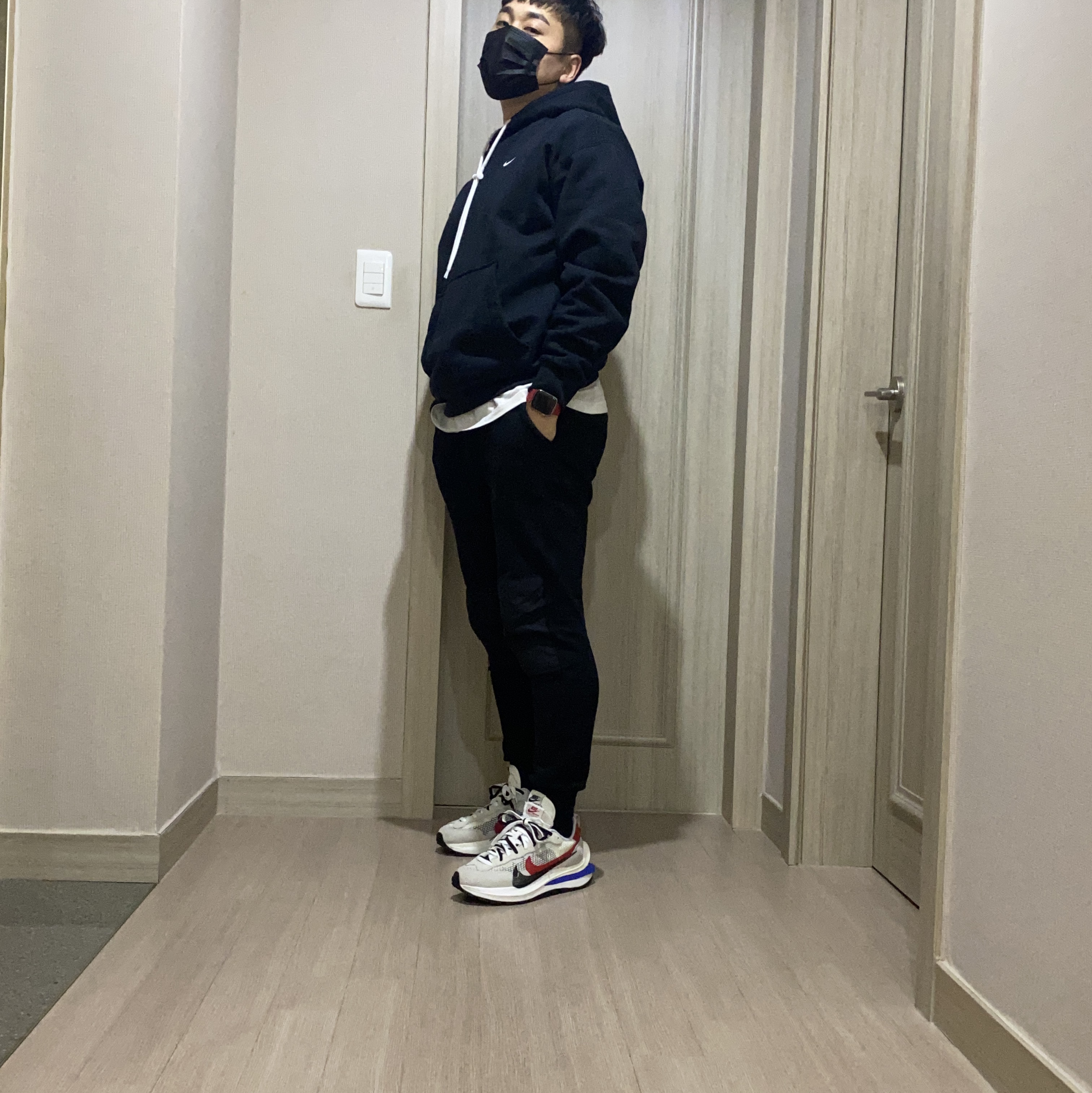 Nike x Sacai VaporWaffle Royal Fuchsia, Nike M NRG Hoodie Black 착용 스타일