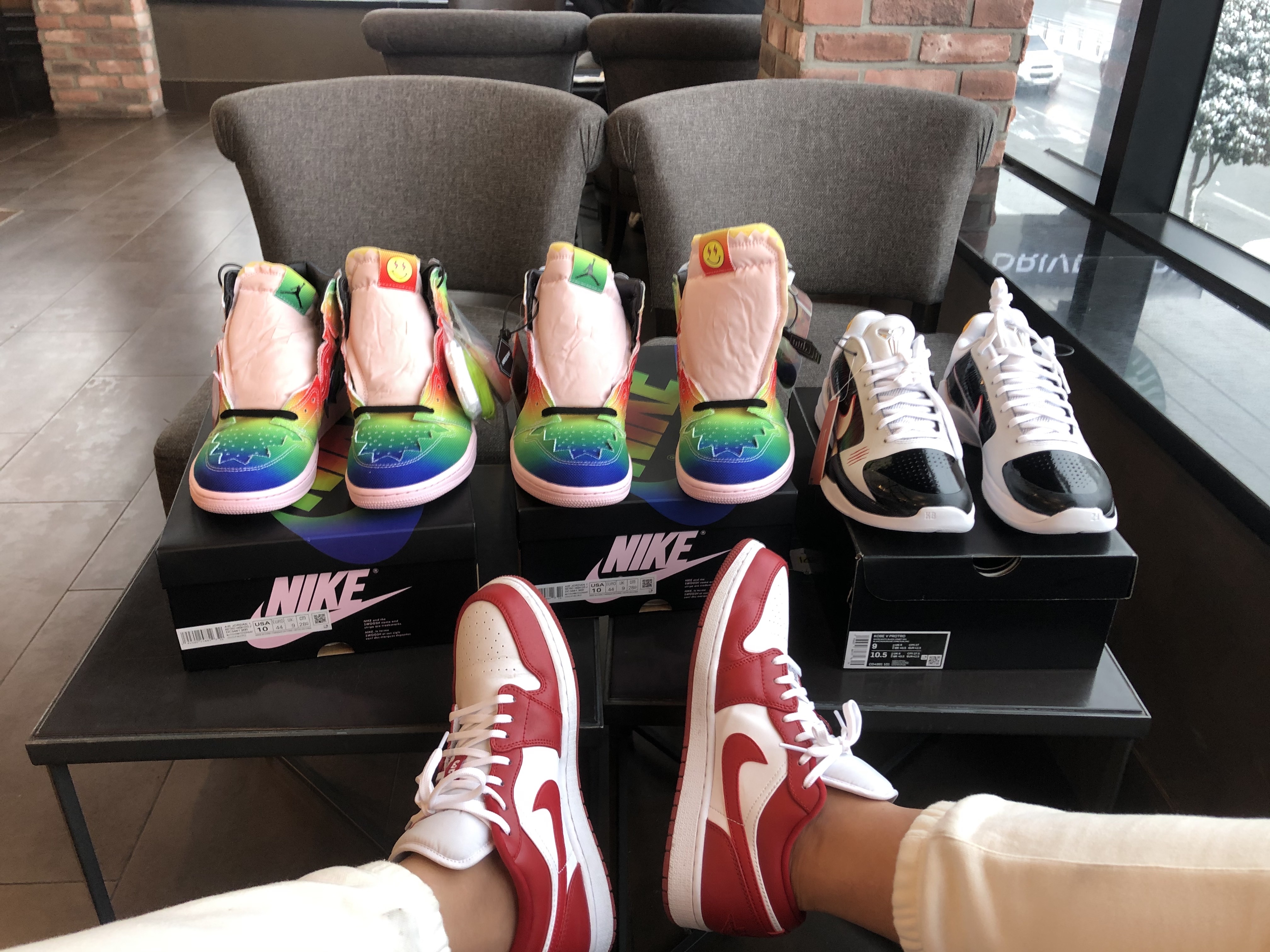 Nike Kobe 5 Protro Alternate Bruce Lee, Jordan 1 x J Balvin Retro High OG 착용 스타일