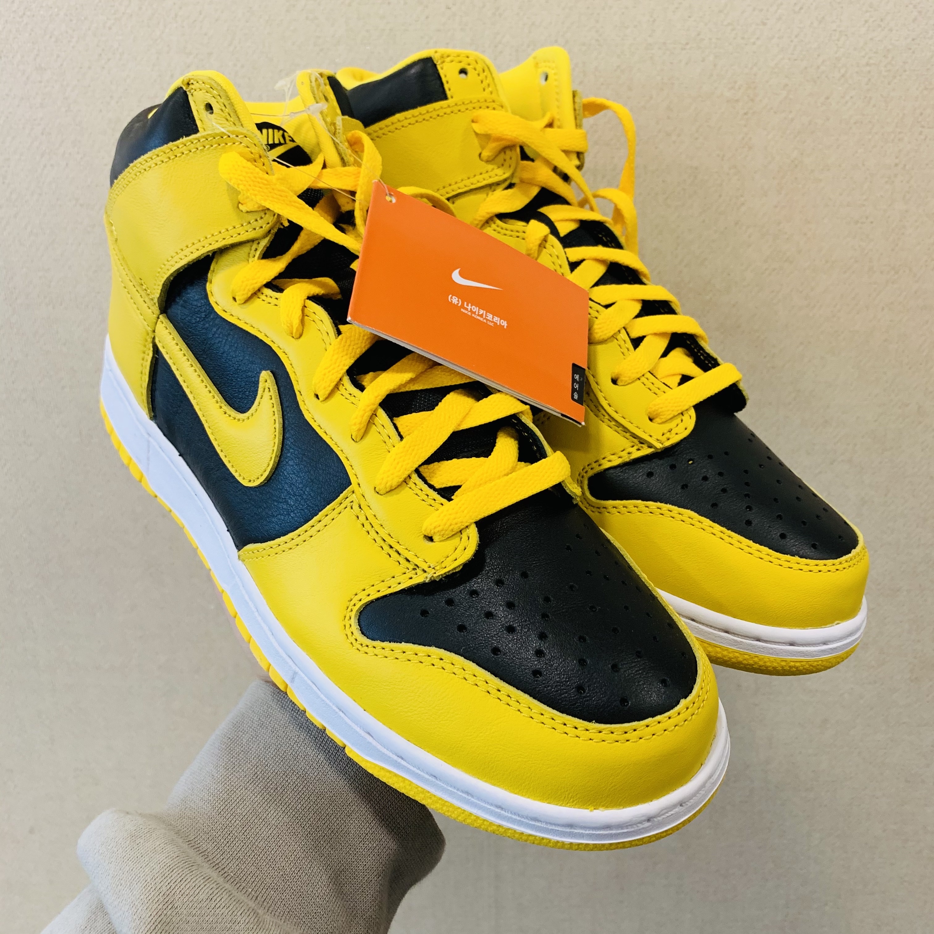 Nike Dunk High SP Varsity Maize 착용 스타일