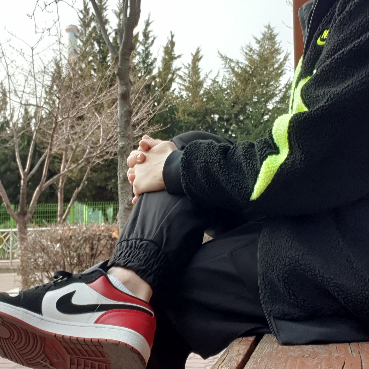 Jordan 1 Low Black Toe, Nike Big Swoosh Full Zip Jacket Black Volt 착용 스타일