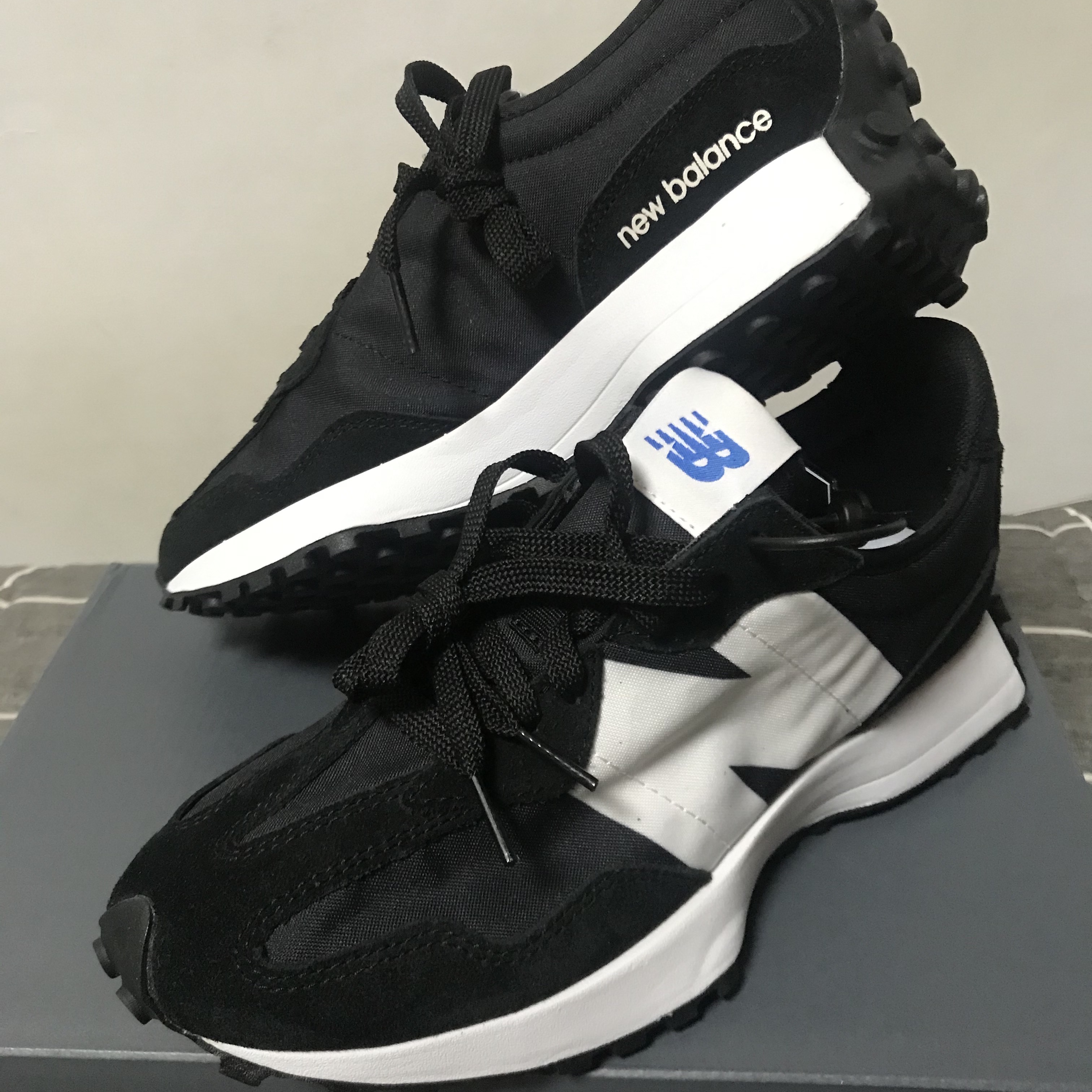New Balance 327 Black 착용 스타일