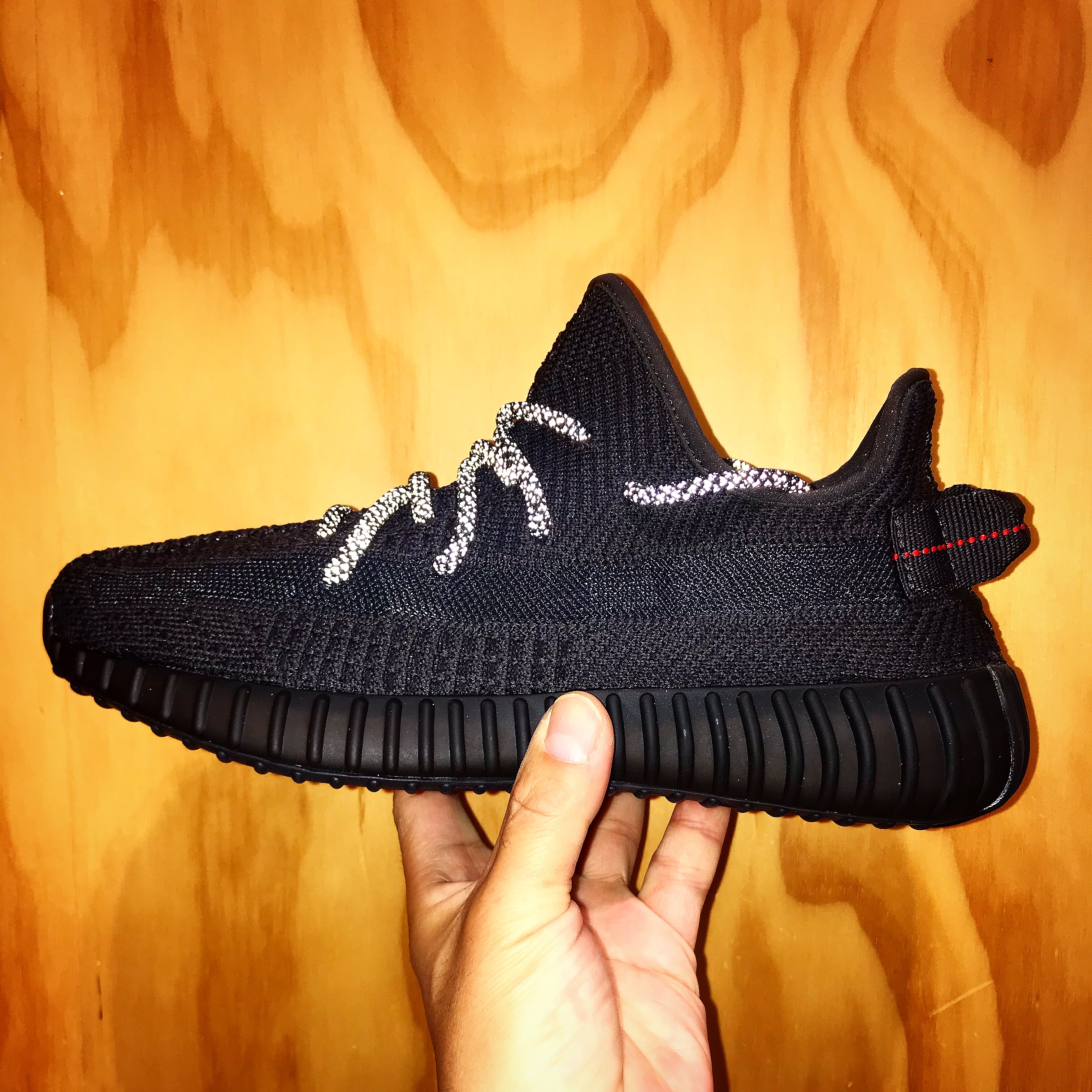 Adidas Yeezy Boost 350 V2 Black - Non-Reflective 착용 스타일