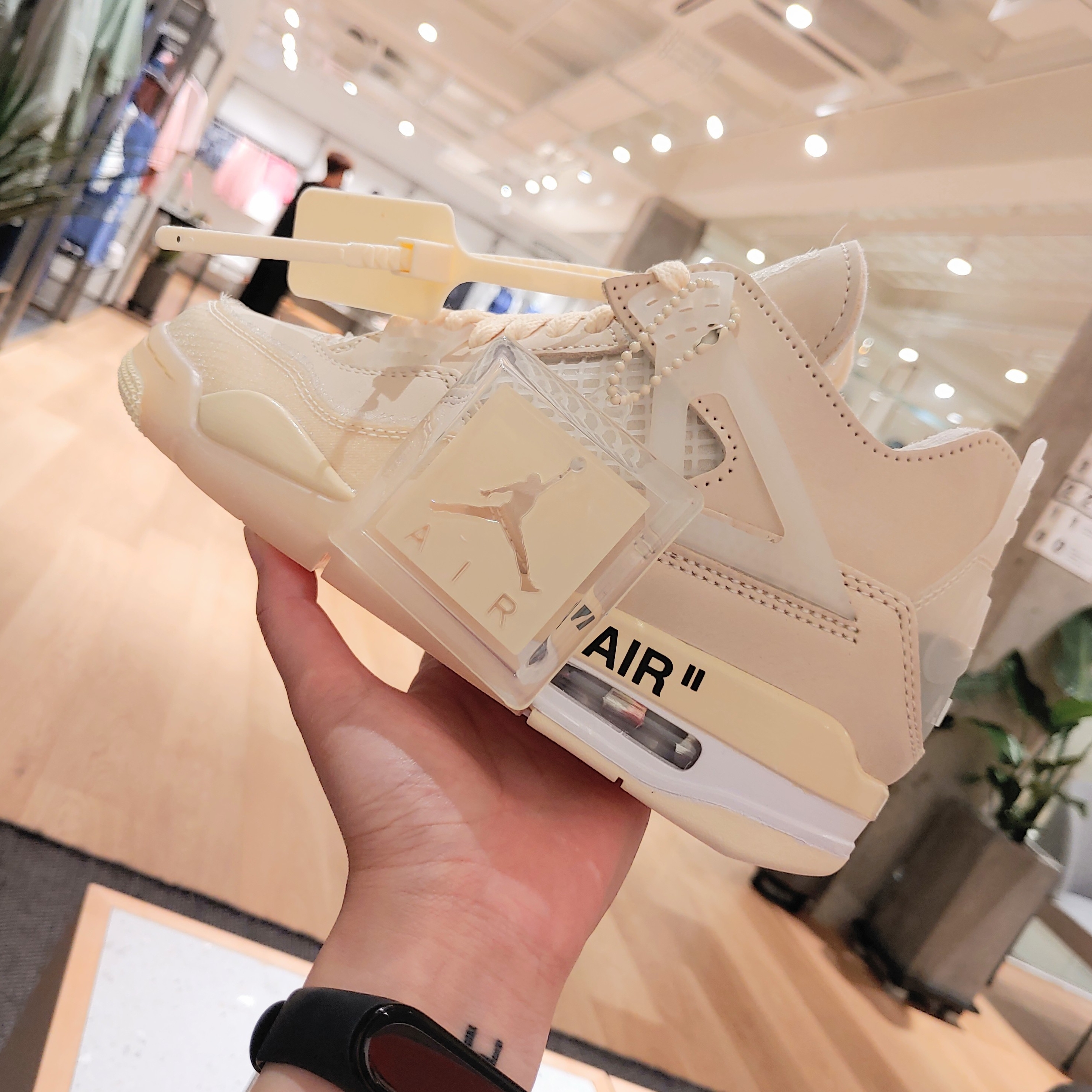 (W) Jordan 4 x Off-White Retro SP Sail 착용 스타일 - 1