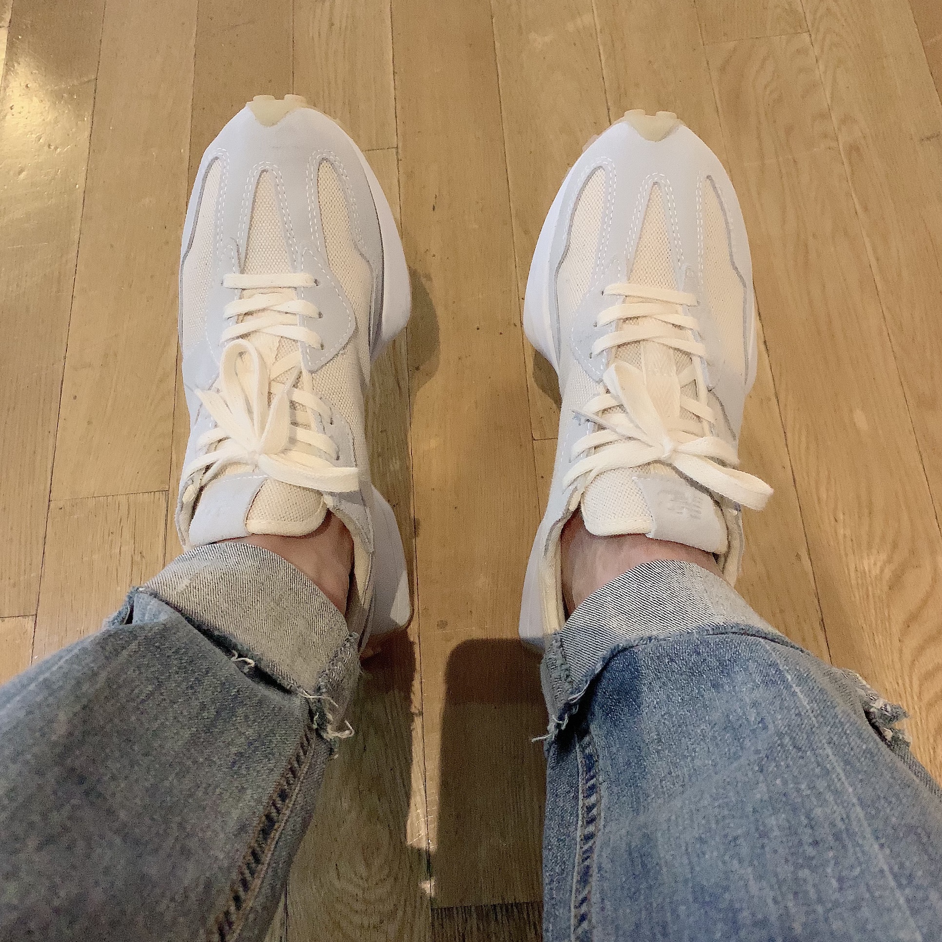 (W) New Balance 327 Undyed White Pale Blue 착용 스타일 - 2