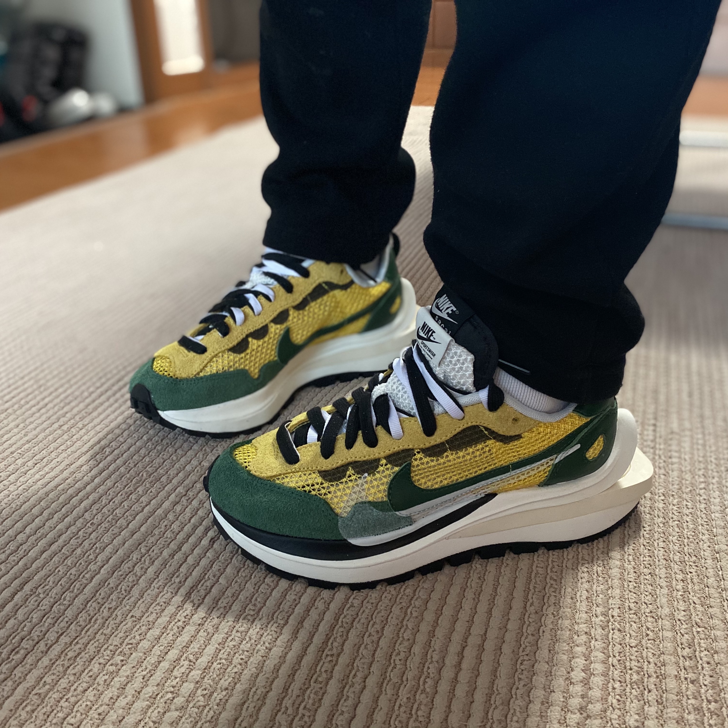 Nike x Sacai VaporWaffle Tour Yellow & Gorge Green Sail 착용 스타일
