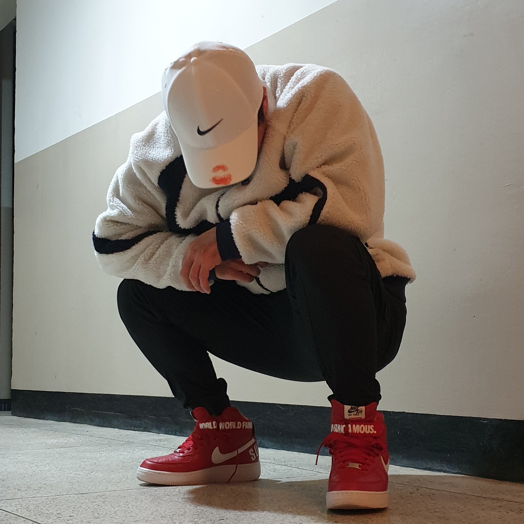 Nike x Supreme Air Force 1 High World Famous Red, Nike Big Swoosh Full Zip Jacket White Navy 착용 스타일